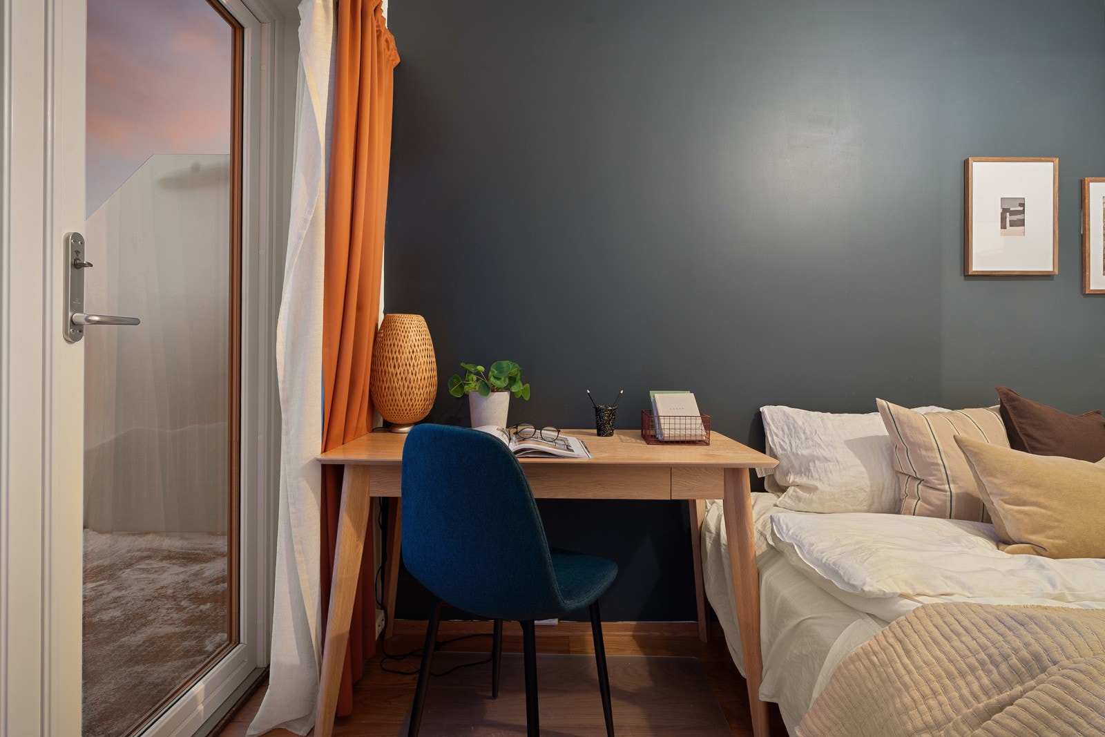 Plass til skrivepult - perfekt for studenten!