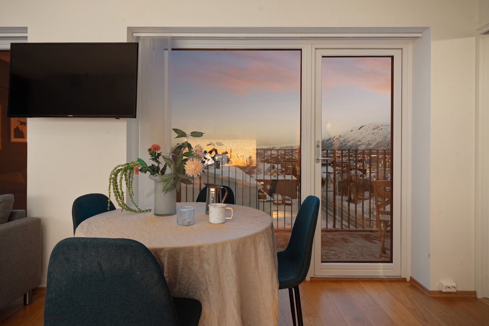 De store vindusflatene sikrer både utsikt og godt med innslipp av naturlig lys.