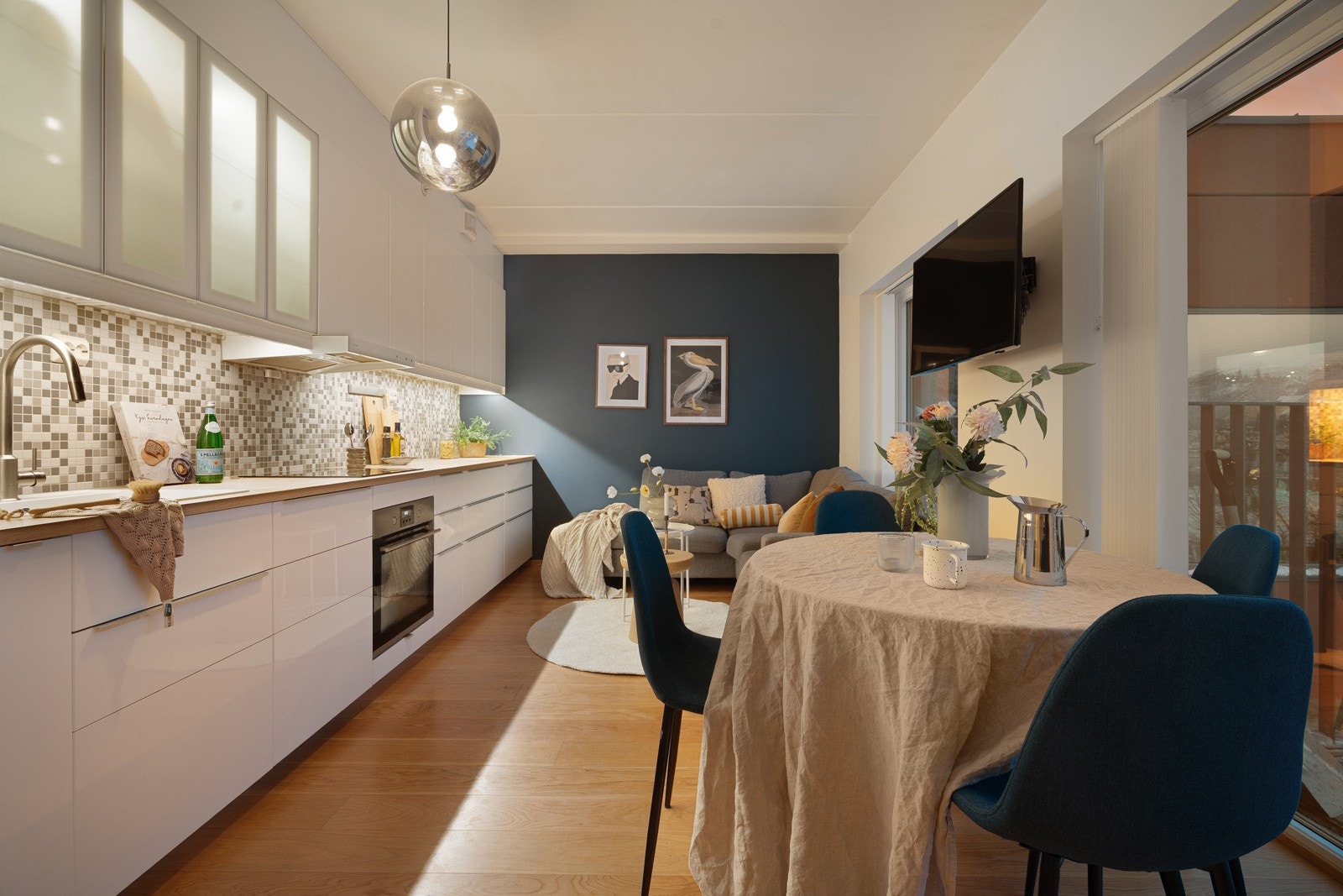 Leiligheten fremstår arealeffektiv og har store vindusflater og generøs takhøyde.