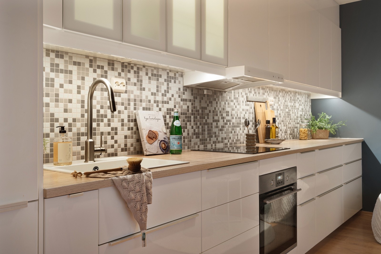 Rikelig med skap- og benkeplass.