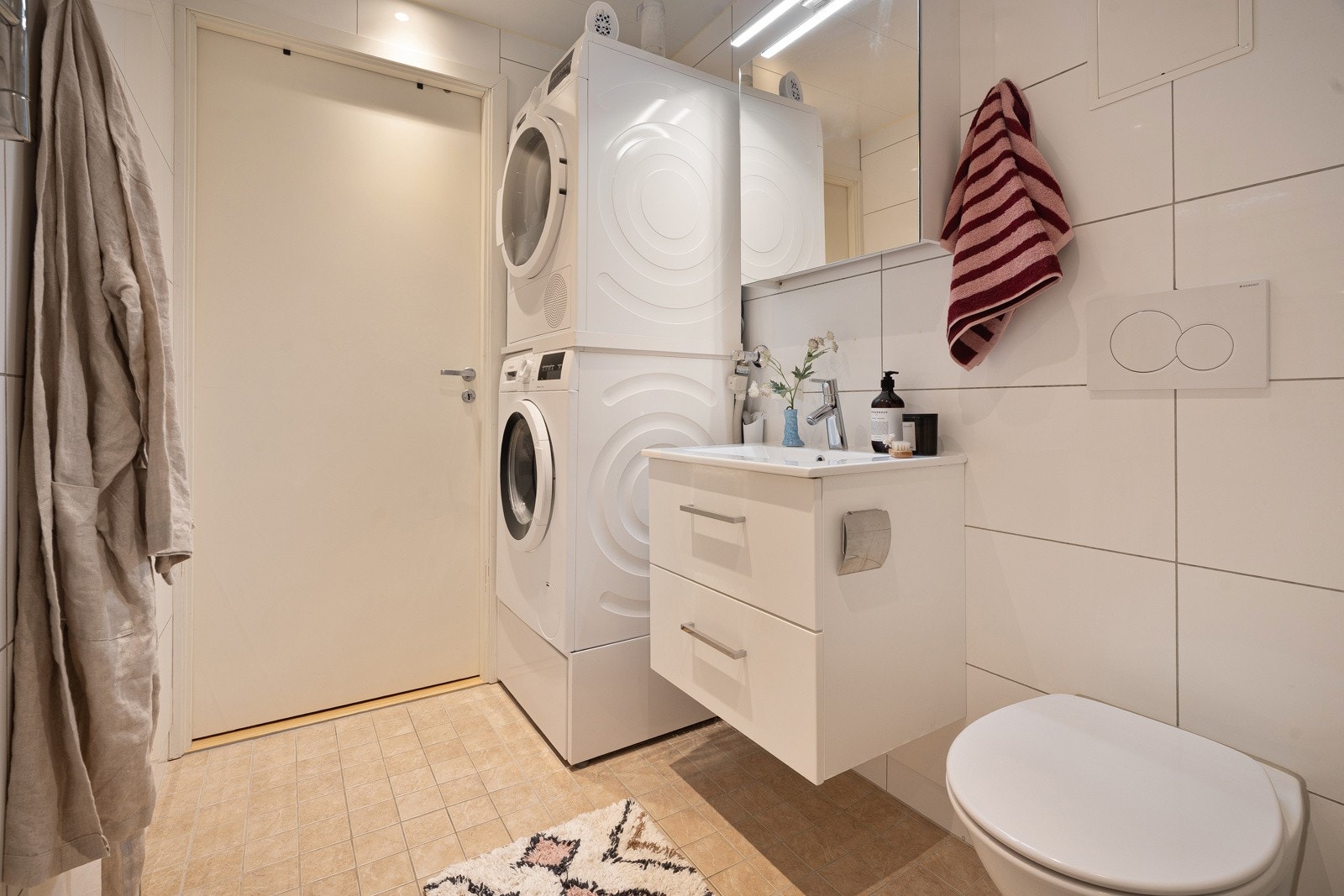 Praktiske løsninger som vegghengt toalett, dusjhjørne og innredning som sikrer godt med plass.