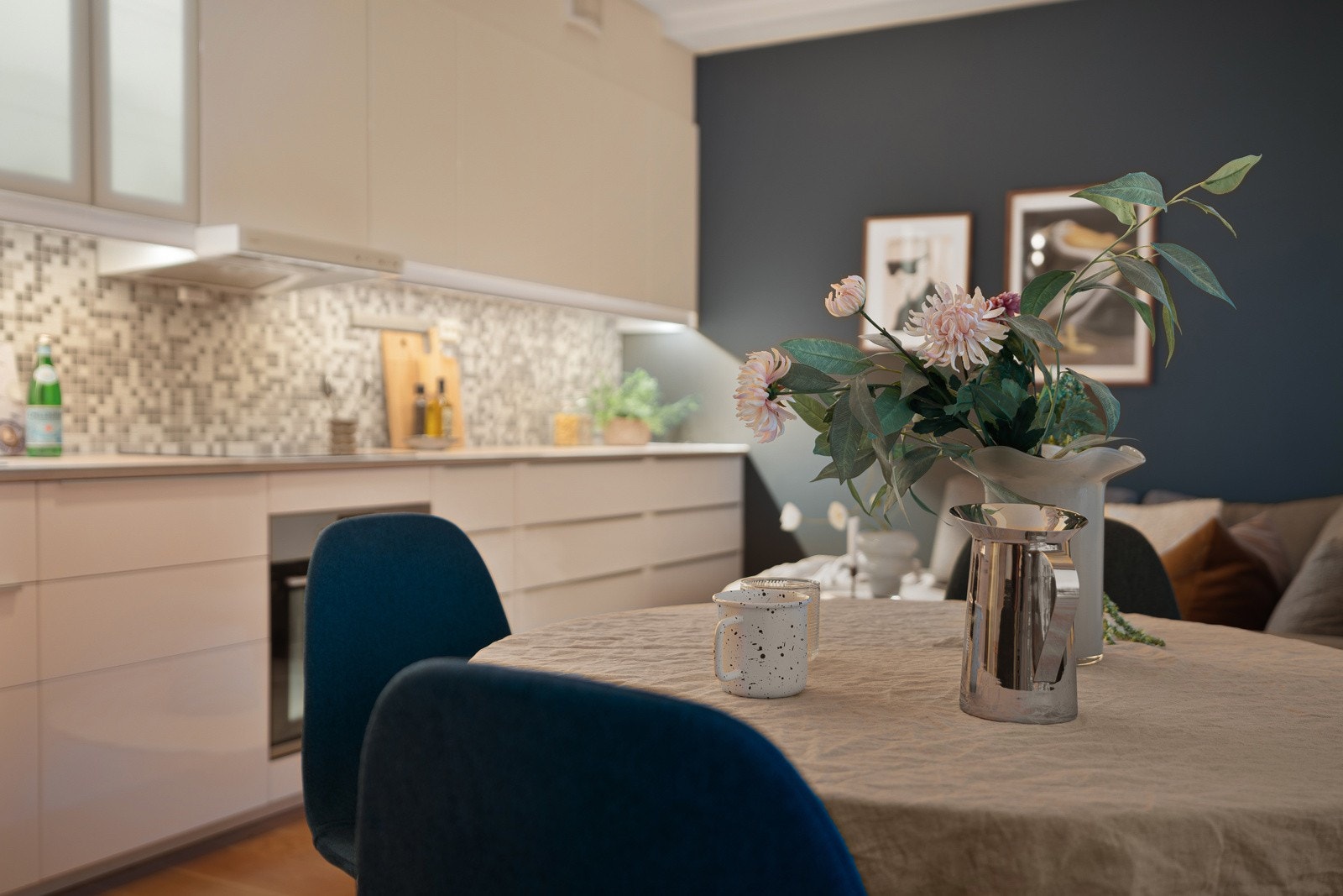 Spisebordet har sin naturlige plass ved kjøkkenet.