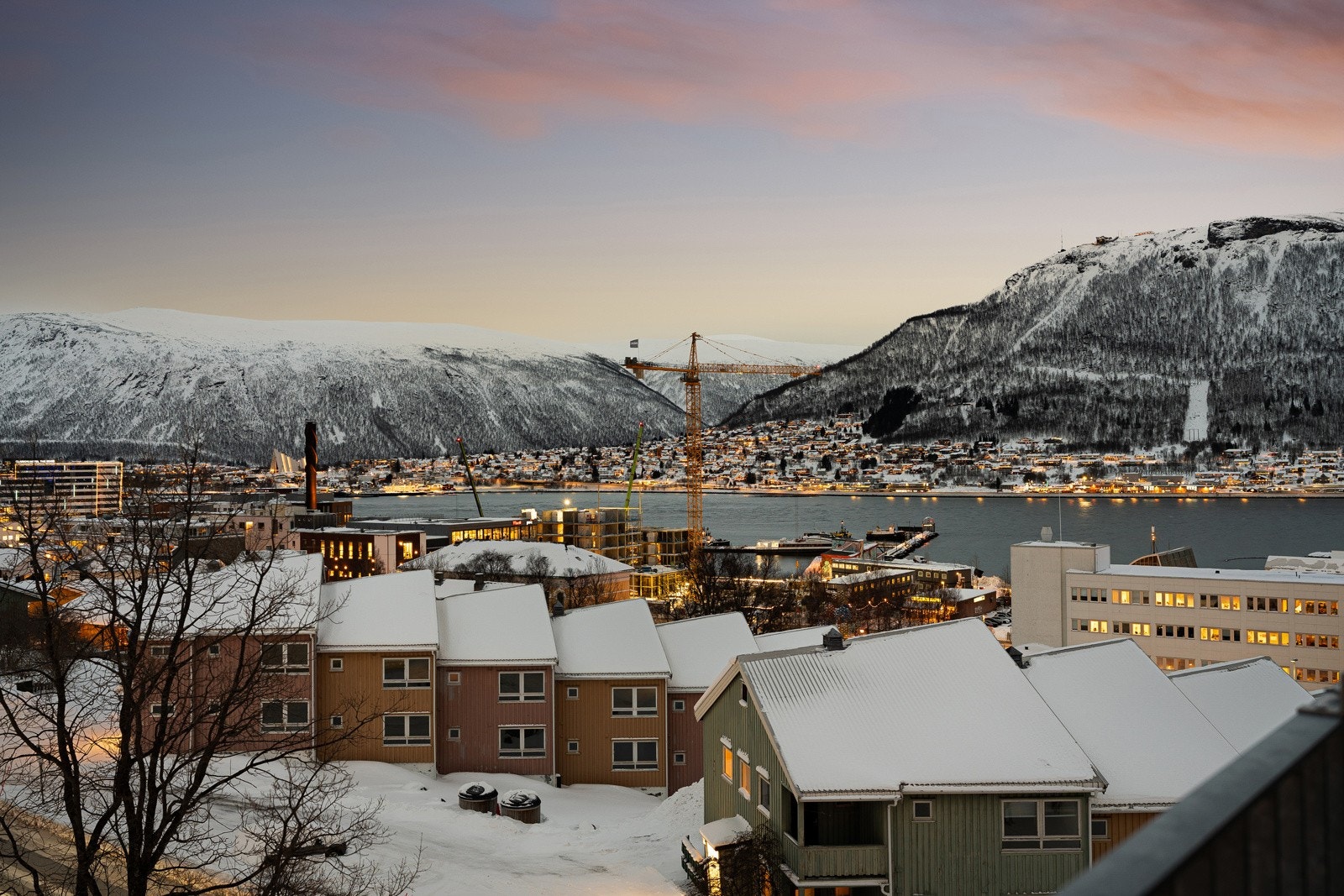 Utsikt mot Tromsøysundet, Ishavskatedralen og Fjellheisen.