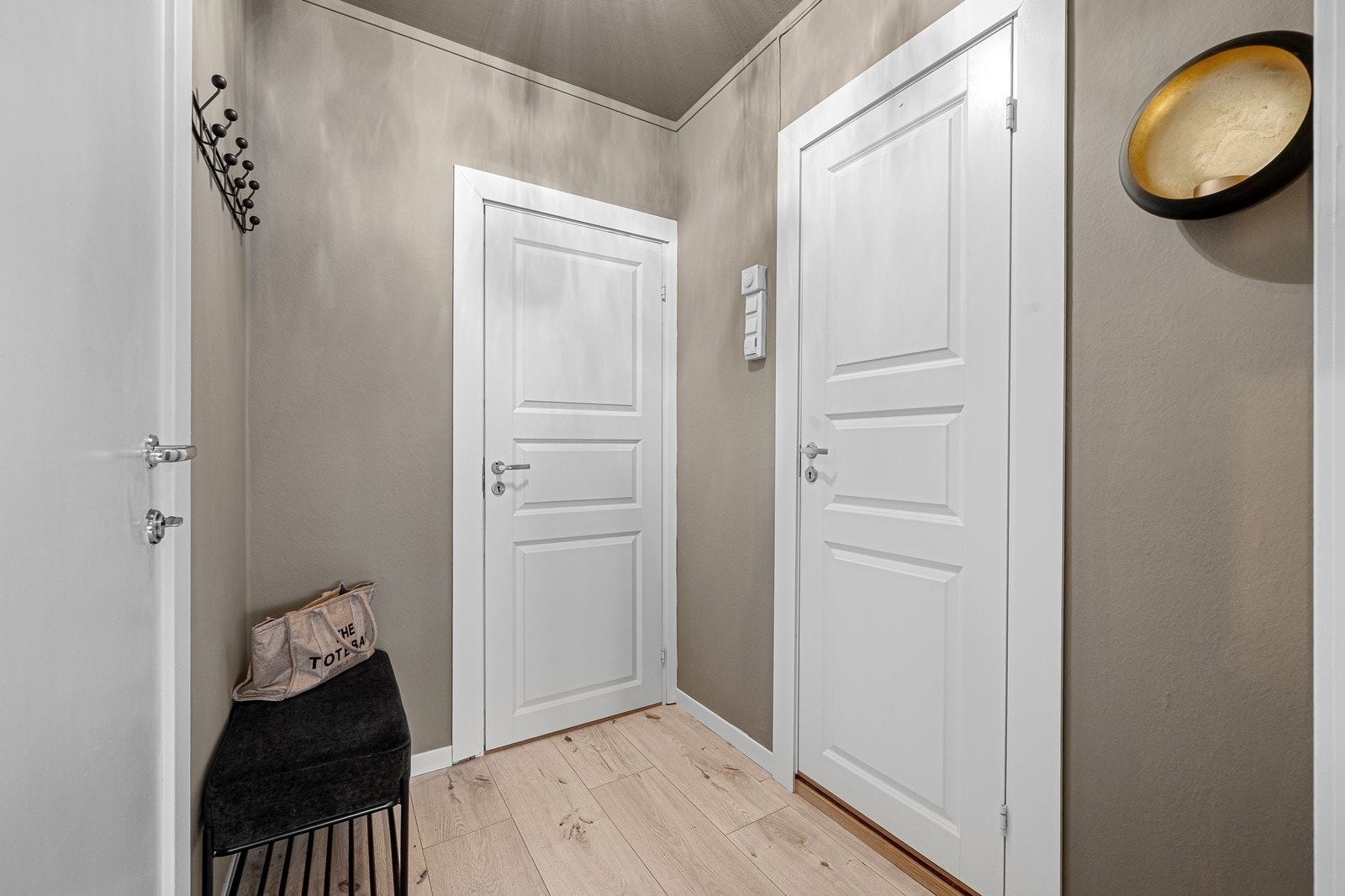 Entré har plass til klesoppheng og sko Galleribilde