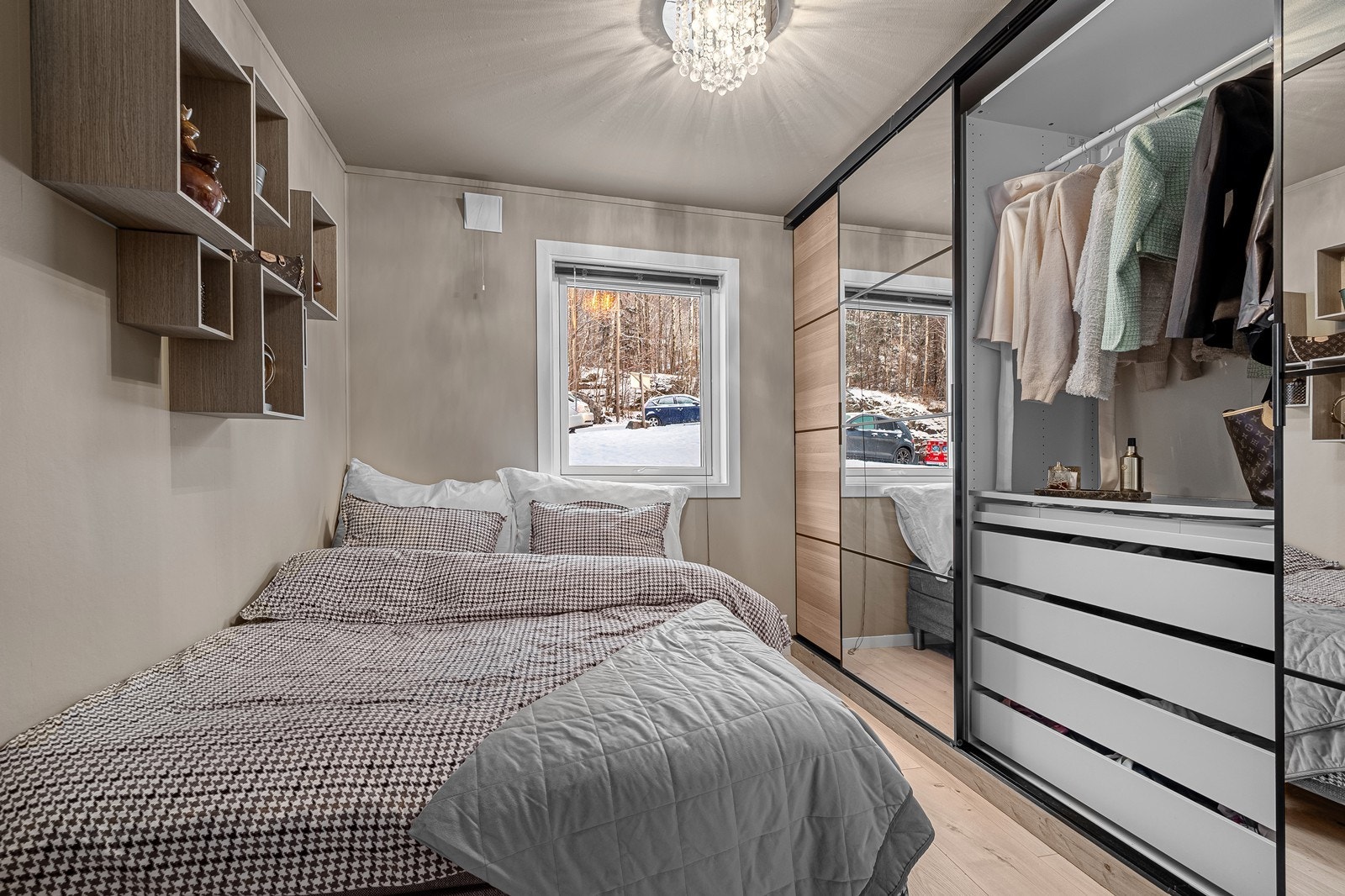 Stor skyvedørsgarderobe på soverommet Galleribilde