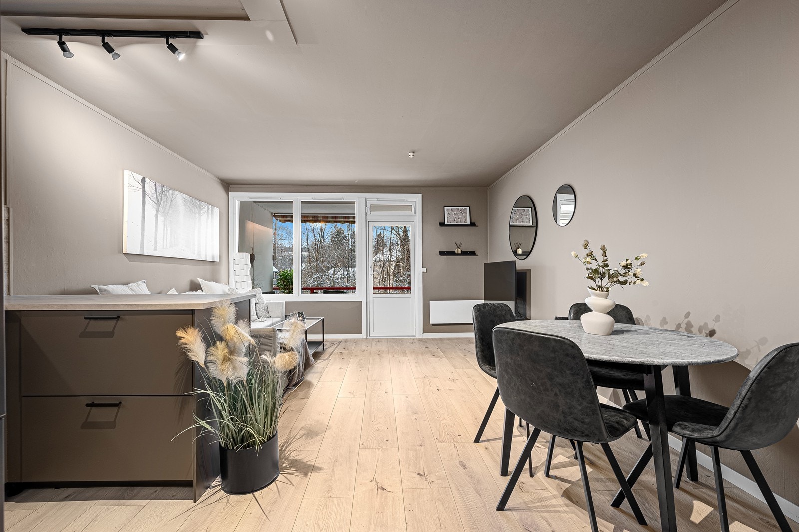 Pent oppusset 2-romsleilighet i høy førsteetasje Galleribilde