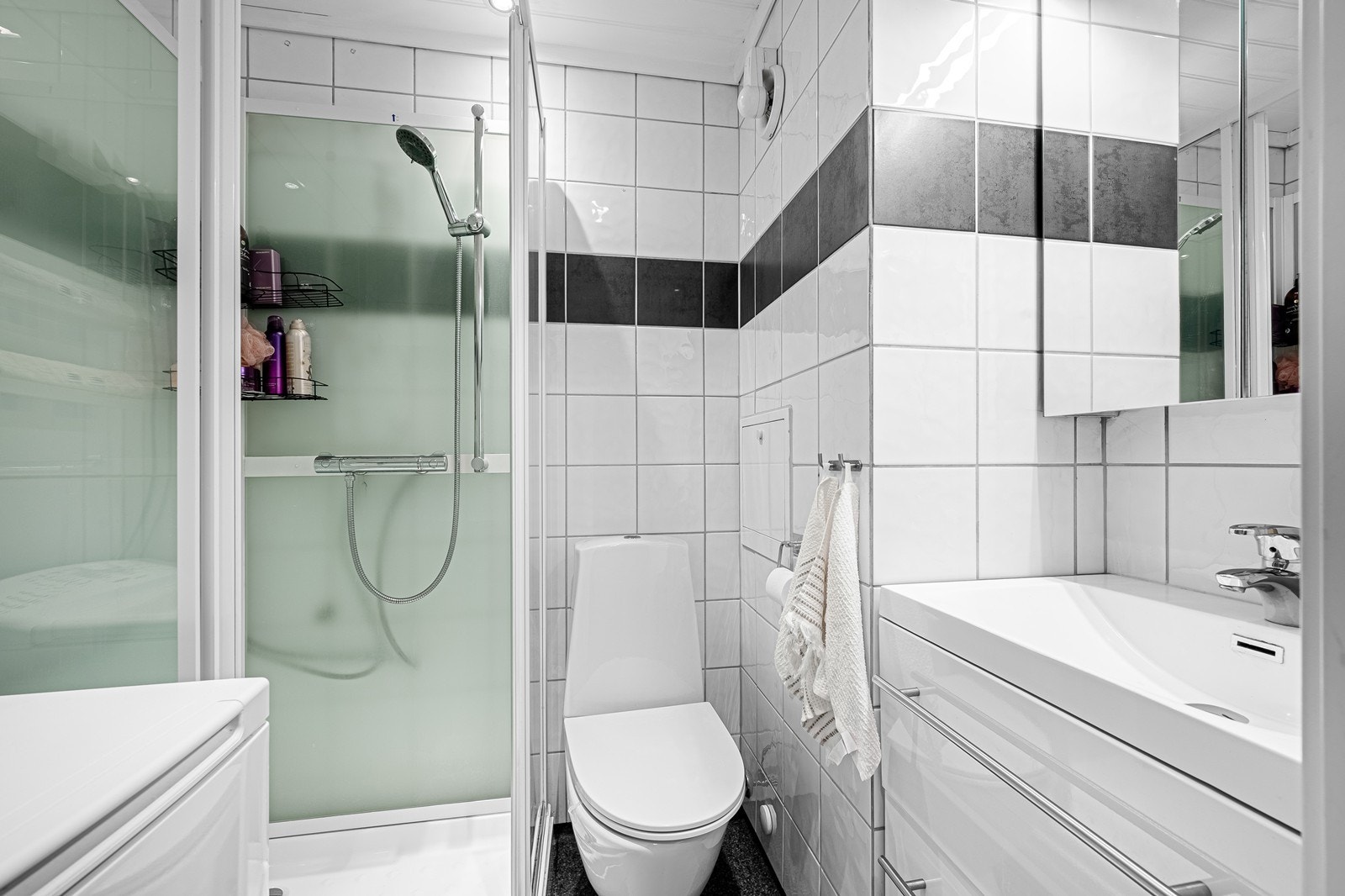 Helfliset bad med opplegg til vaskemaskin Galleribilde