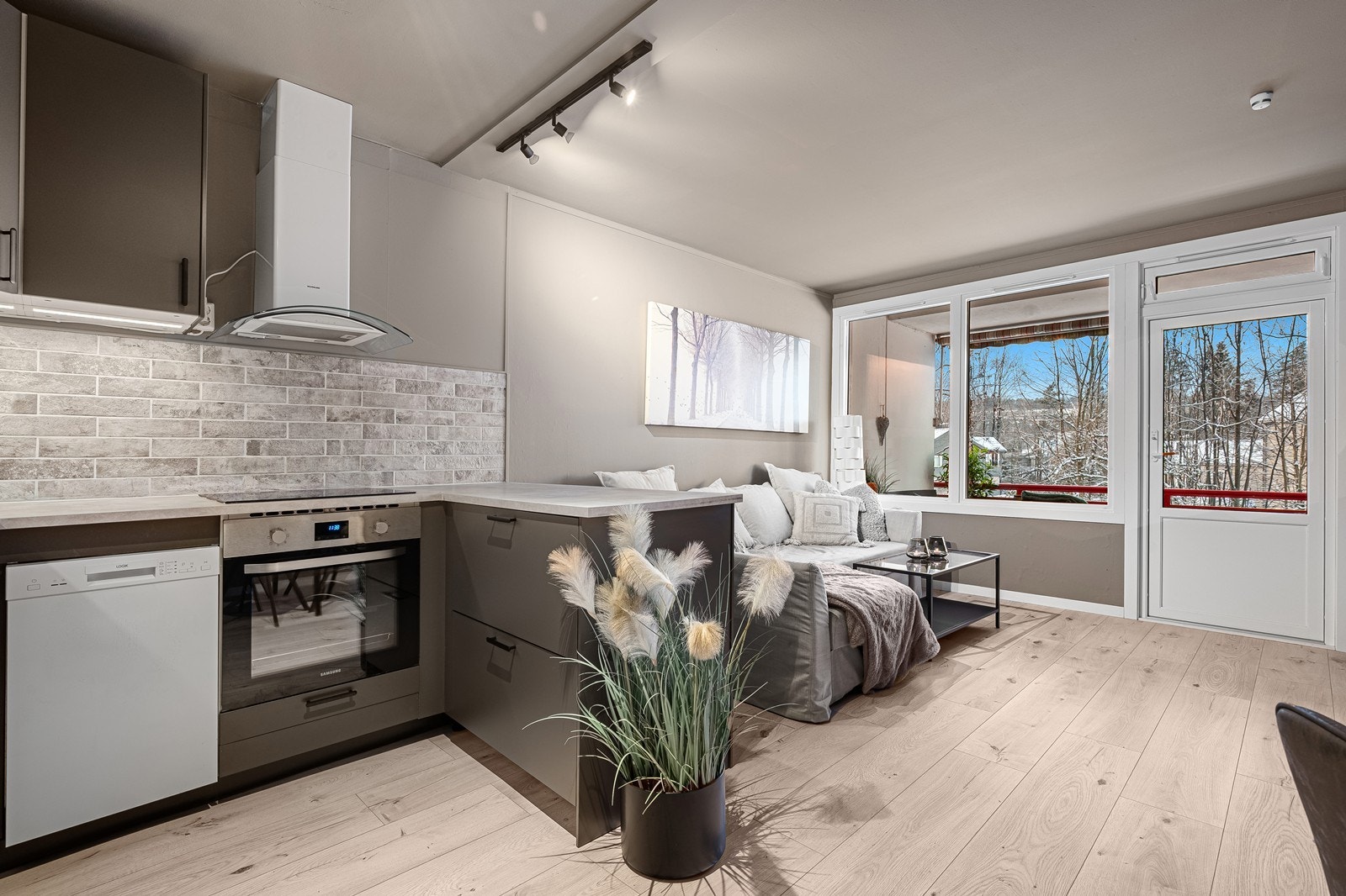 Vegger og himling malt i samme farge - godt med belysning Galleribilde