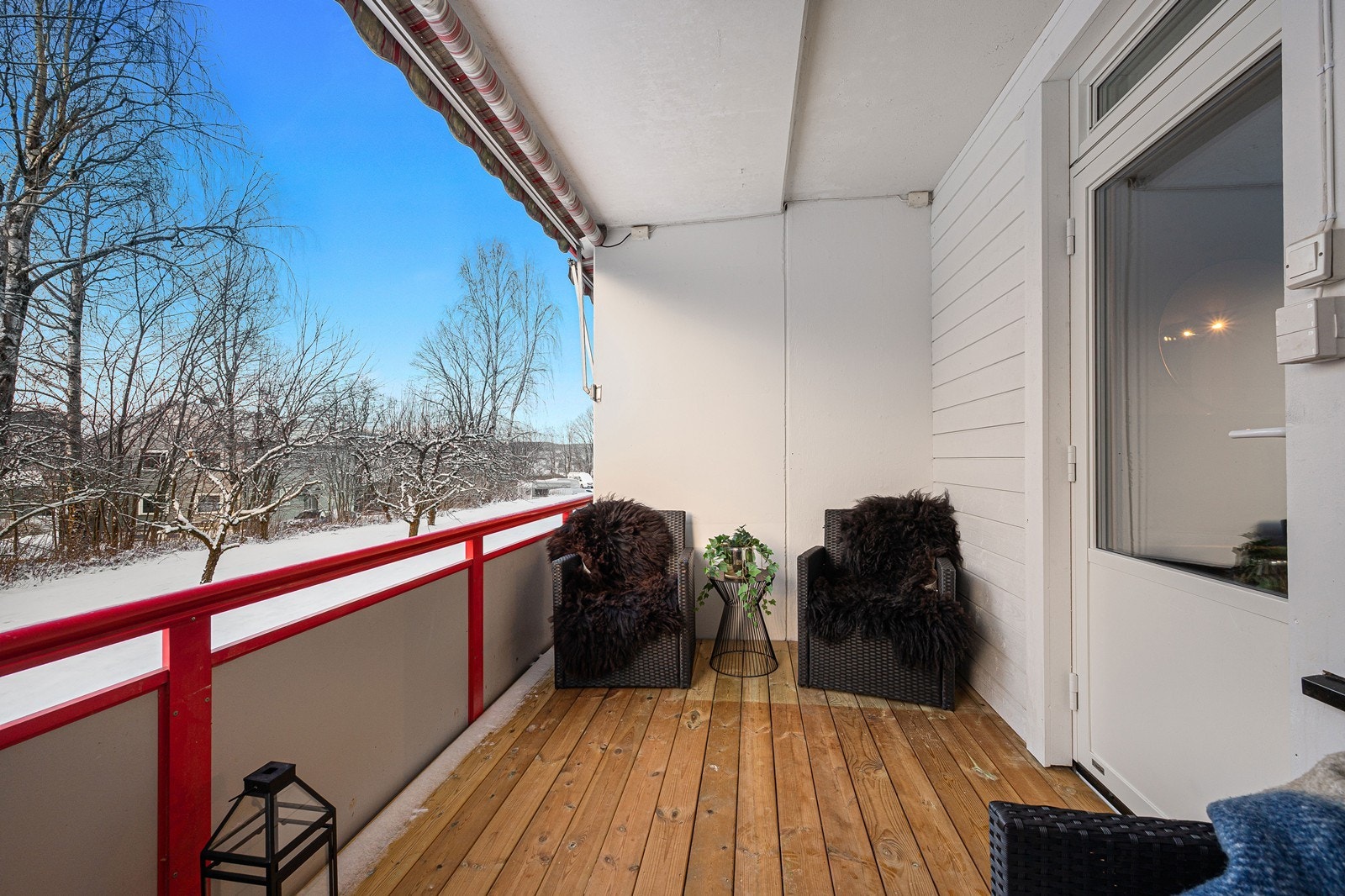 Skjermet for innsyn med løvtrær i tomtegrensen til borettslaget Galleribilde