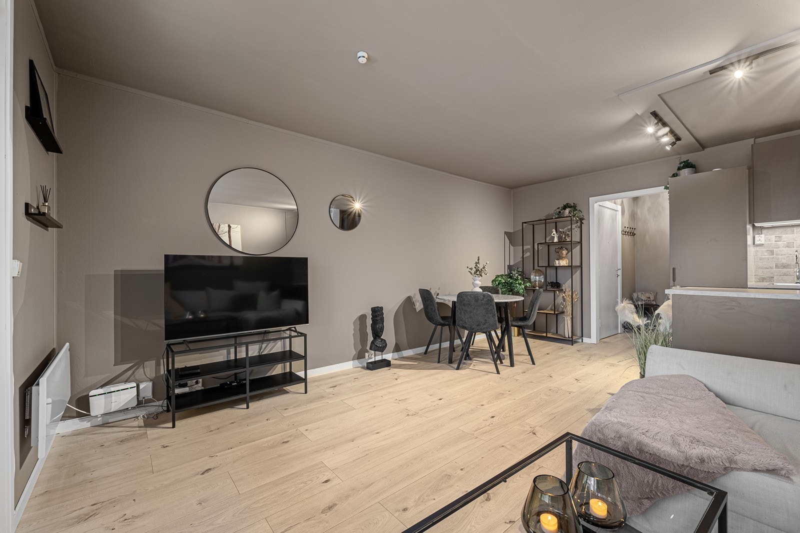 God plass til sofagruppe og spisemøblement i stuen Galleribilde