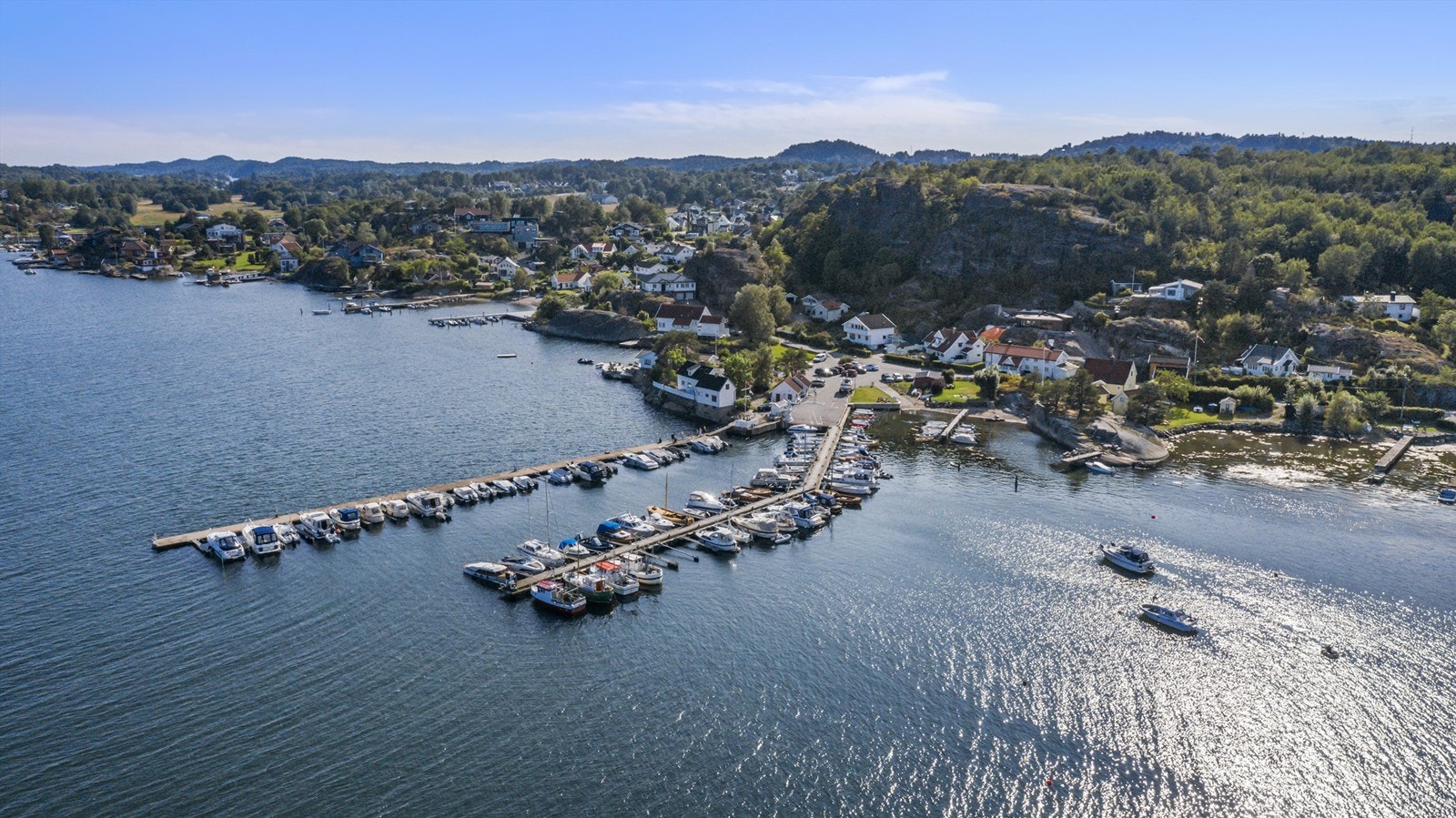 Lahelle båthavn ligger 1,4 km unna Galleribilde