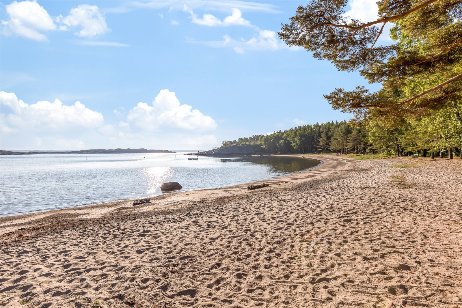 Yxney ligger på sørspissen av Østerøya i Sandefjord og fra p-plass tar det kun 10 minutter å spasere til stranden Nordre Trubervik. Galleribilde