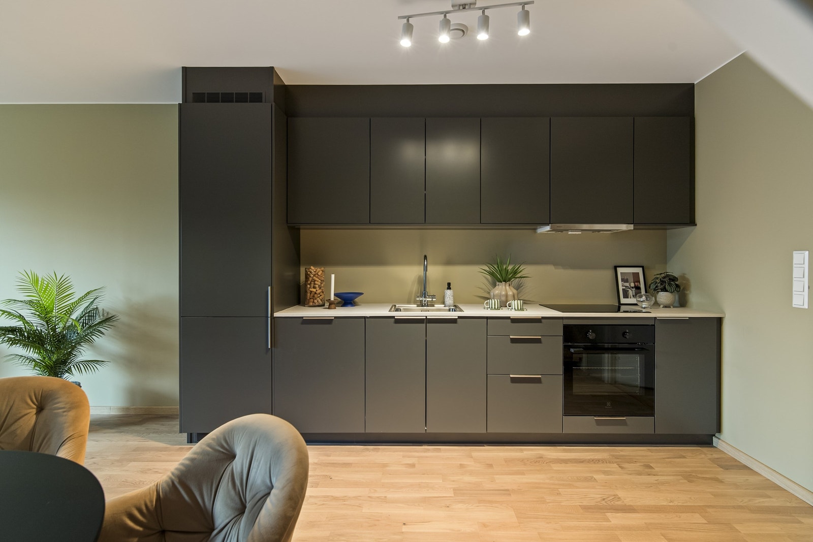 1.etasje består av kjøkken/ stue, entré og bad. Galleribilde