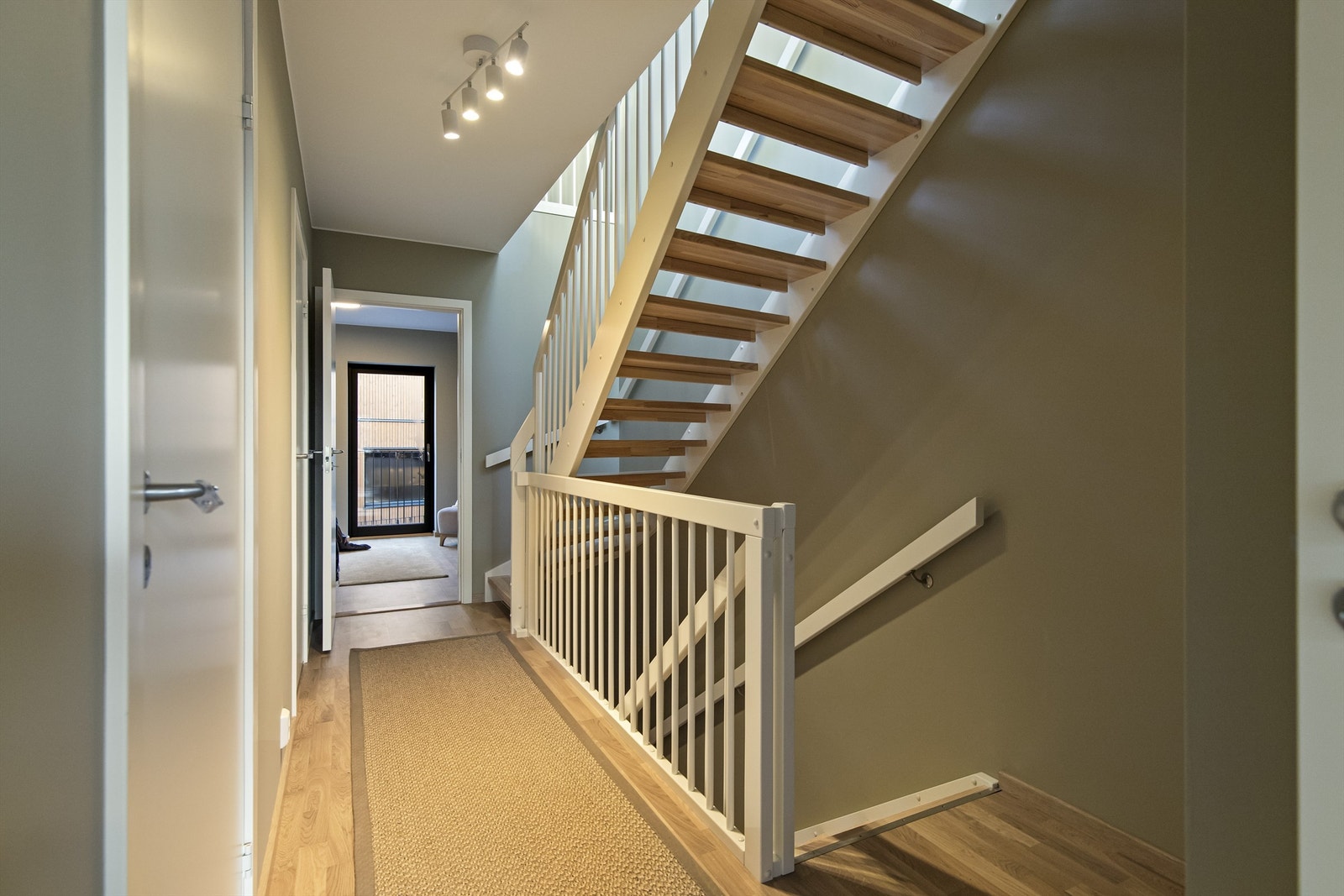 Velkommen opp til 2.etasje som består av 3 soverom og ett bad. Galleribilde