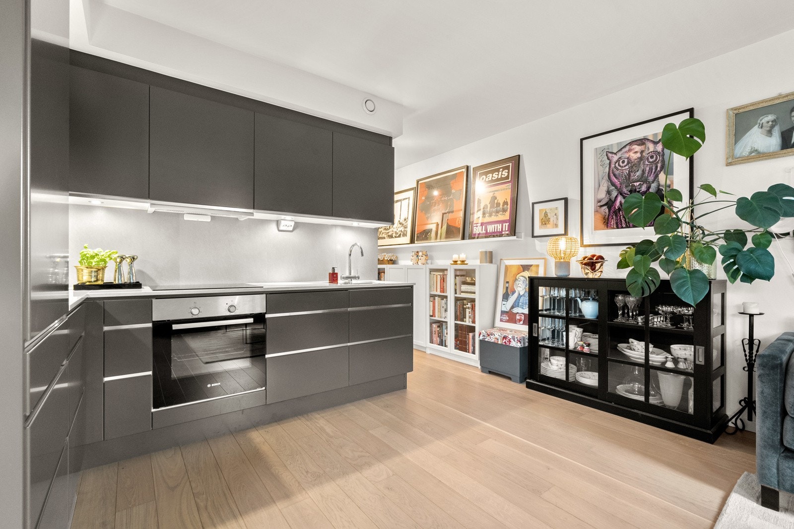 Kjøkkenet er fullt utstyrt med integrerte hvitevarer som medfølger i handelen. Integrerte hvitevarer som nedfelt induksjonstopp, avtrekksvifte, stekeovn, oppvaskmaskin og kjøleskap med frysedel. Det er også montert komfyrvakt. Galleribilde