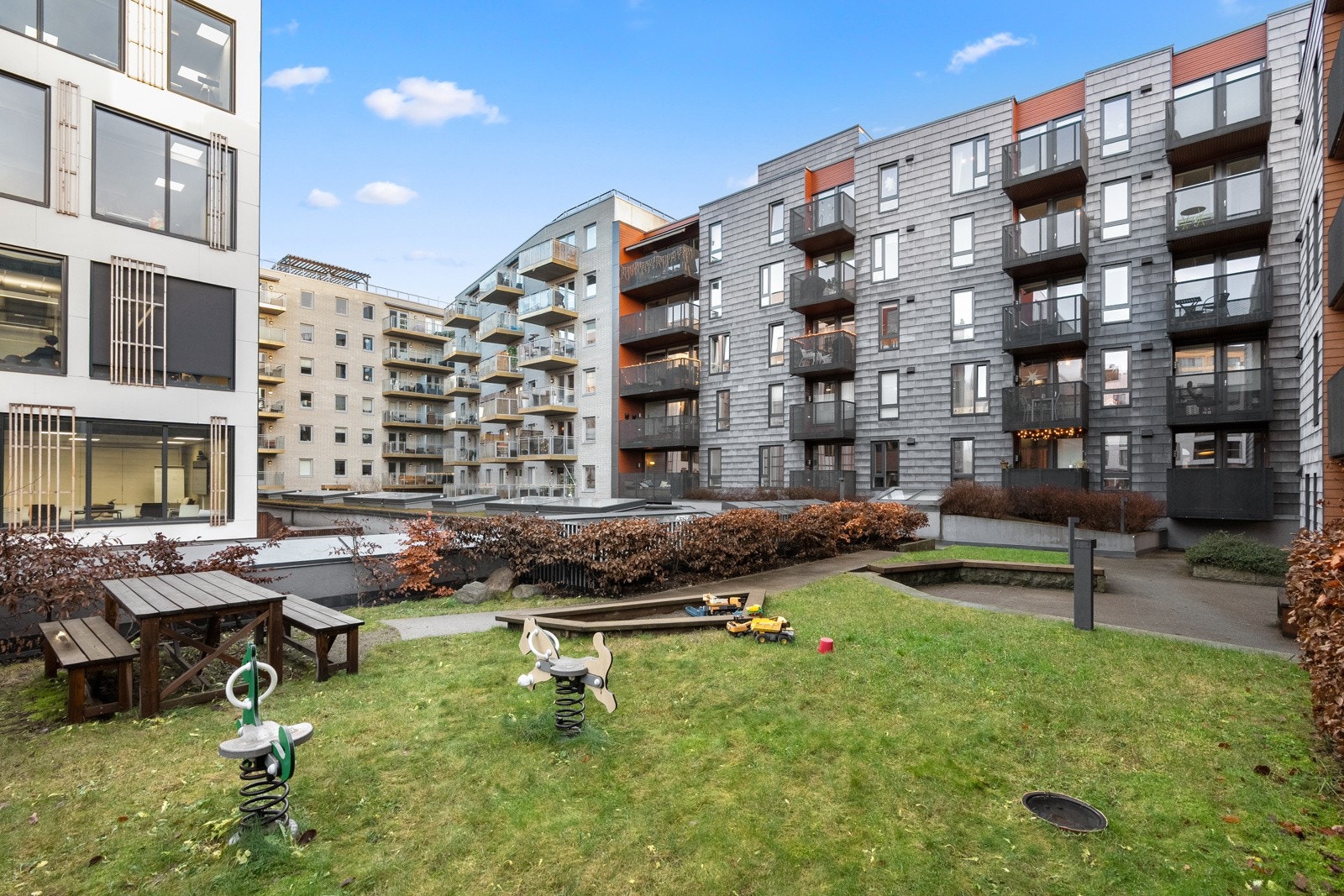 Tomtearealet er blant annet opparbeidet med asfalterte internveier, sittegrupper, trær og diverse beplantning. Galleribilde