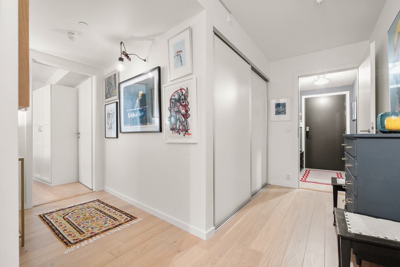 I gangen er det også plassbygde skyvedører som skjuler en innvendig bod med gode lagringsmuligheter. Galleribilde