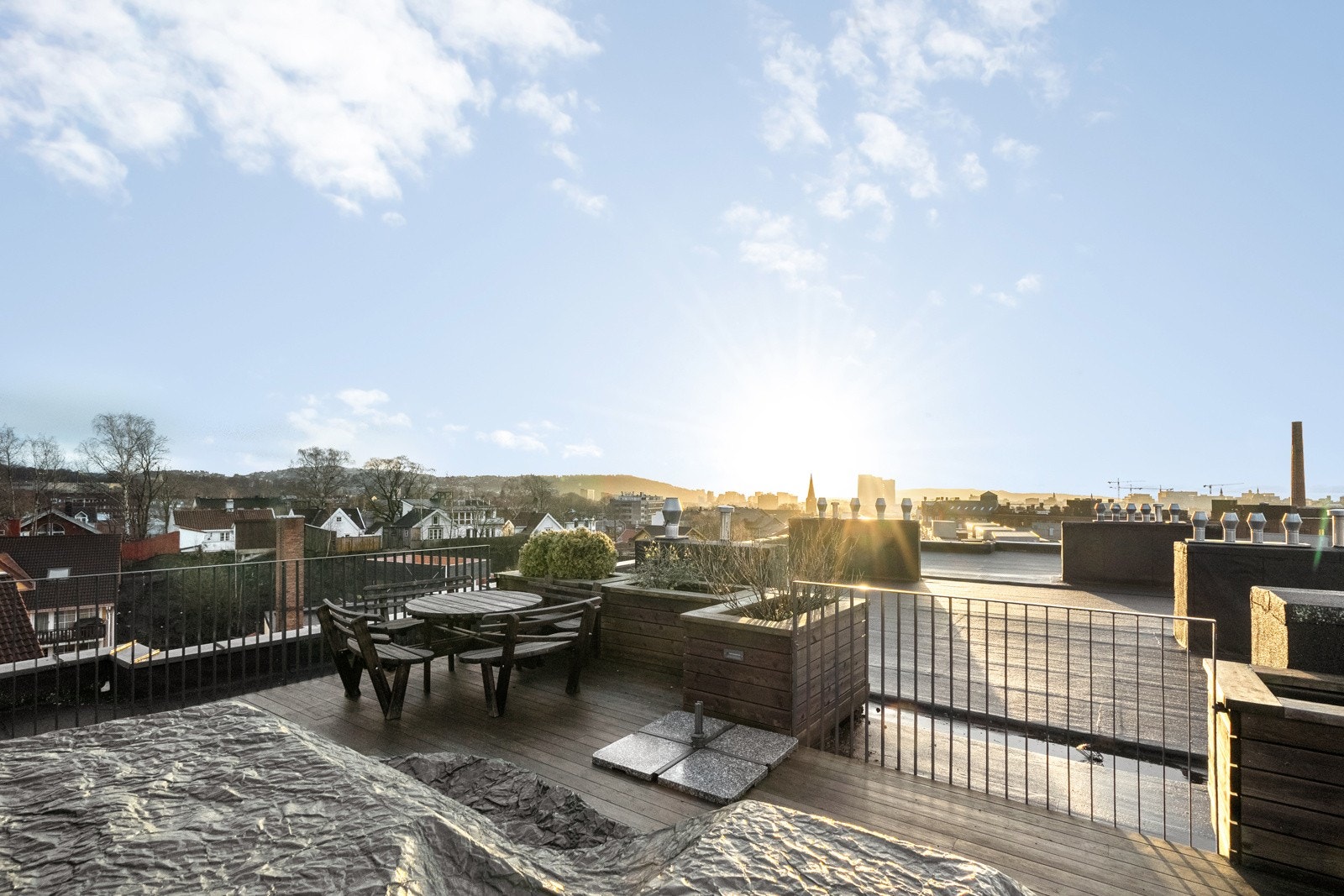 Som beboer har du også tilgang til innvendig sykkelparkering, samt 2 felles takterrasser med god solforhold og nydelig utsikt over byen! Galleribilde