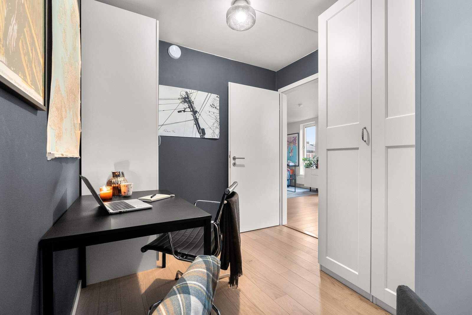 Soverommet er i dag innredet med en kontorplass, og det er god oppbevaringsplass i garderobeskap. Galleribilde