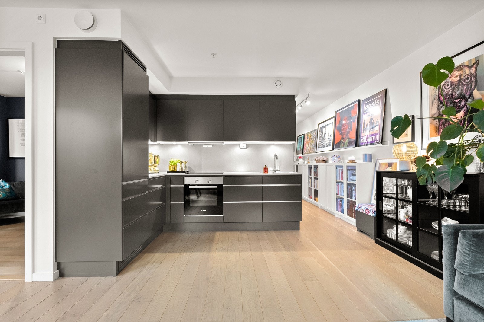 Kjøkkenet ligger i en fin og sosial åpen løsning med stuen. Galleribilde