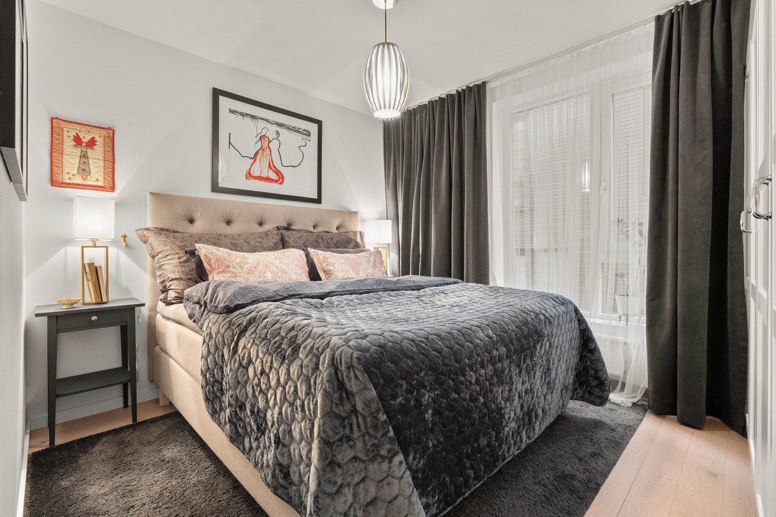 Leiligheten har et lyst og innbydende hovedsoverom med stor vindusflate. Galleribilde