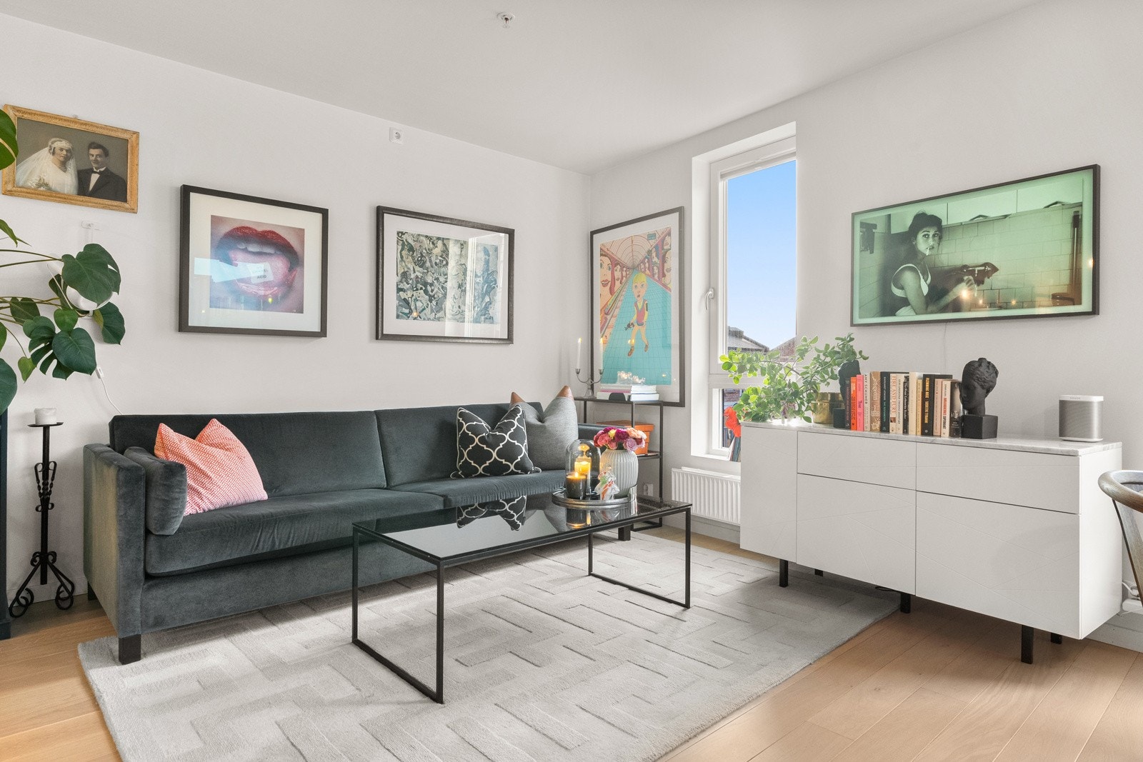 God og moderne standard med lys enstavs parkett på gulv, glatte lysmalte overflater og skjult elektrisk anlegg. Galleribilde