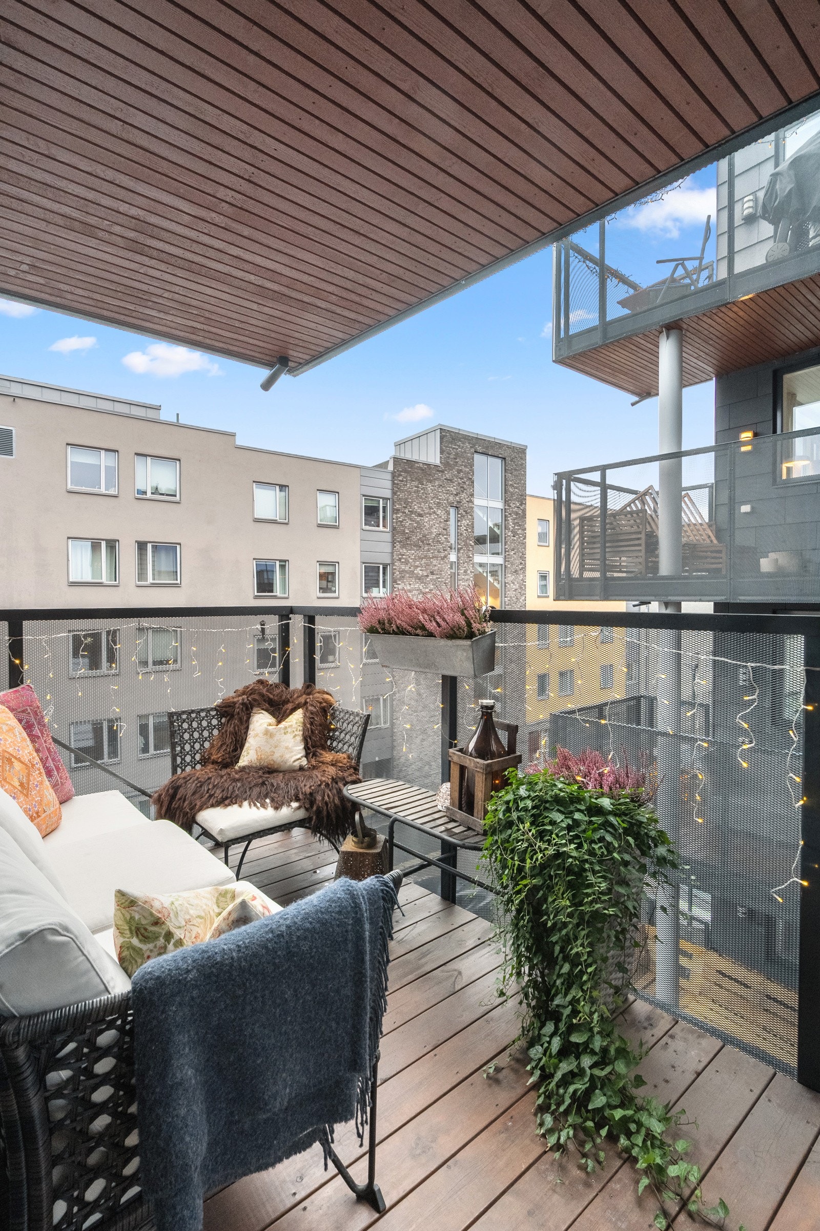 Balkongen er overbygget, har terrassebord på gulv og god plass til sittegruppe etter eget ønske og behov. Det er også montert utebelysning. Galleribilde