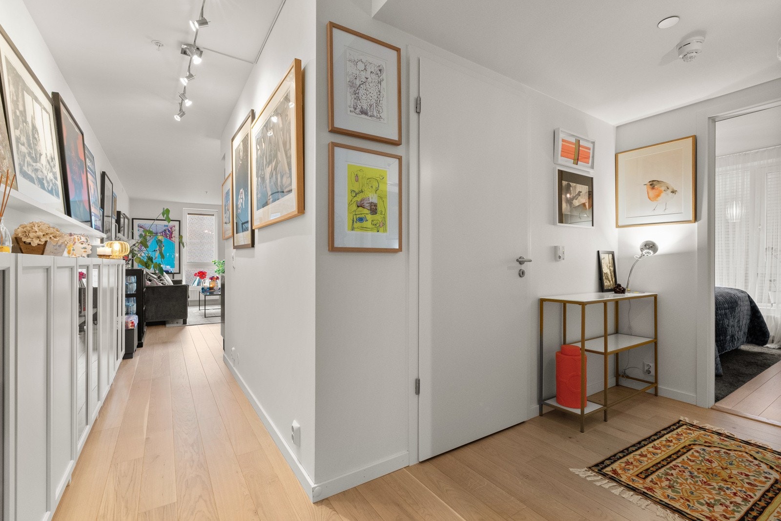 Fra entréen kommer du videre inn i en lang gang med god plass til kommoder og annet ønskelig møblement. Galleribilde