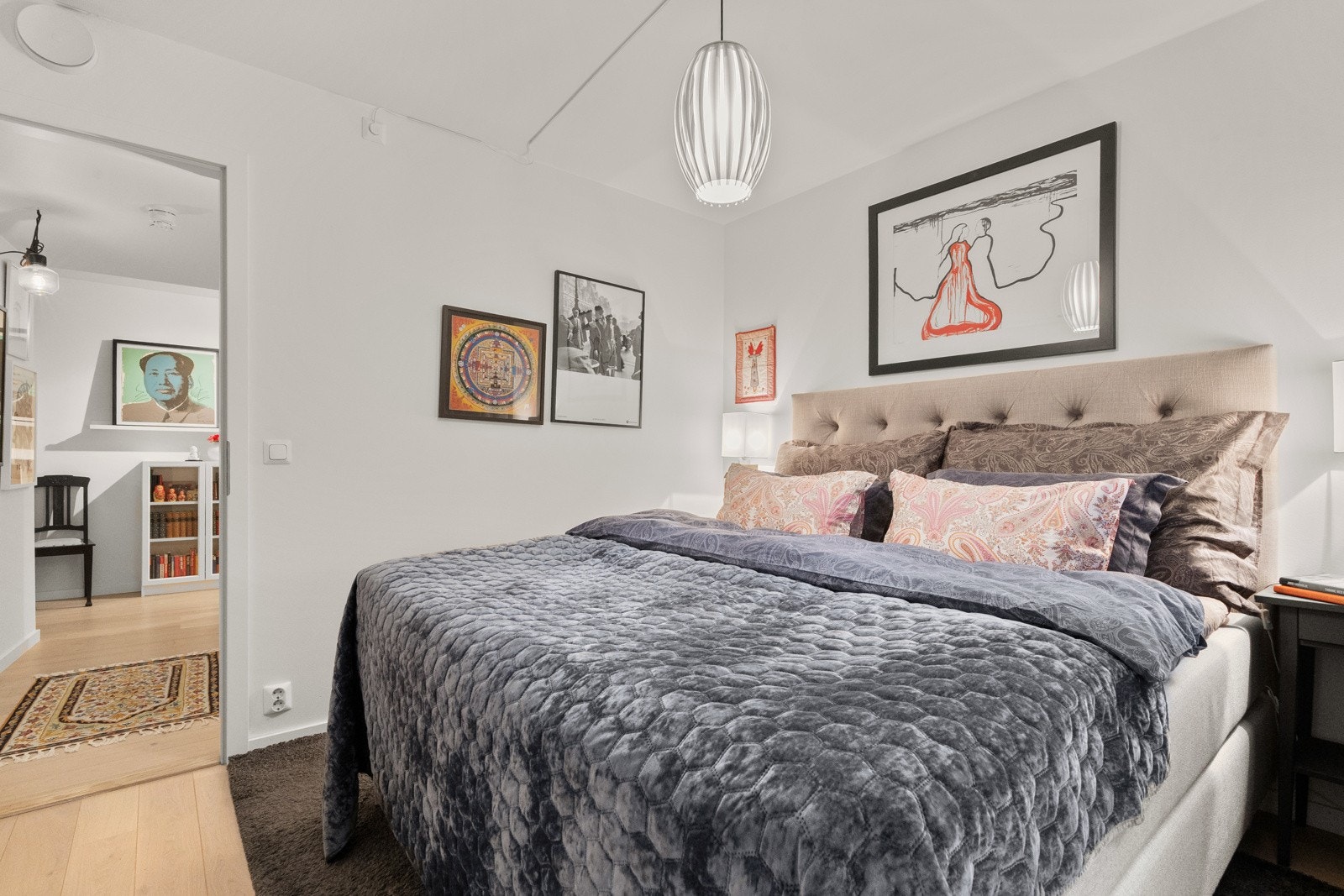 På soverommet har du plass til en stor dobbeltseng med tilhørende nattbord og god oppbevaringsplass i flere garderobeskap. Galleribilde