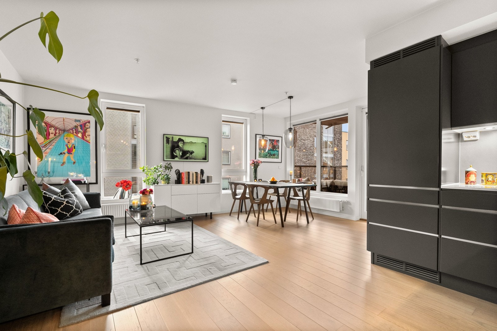 En lys og flott 3-roms hjørneleilighet i et nyere og moderne bygg fra 2016. Galleribilde