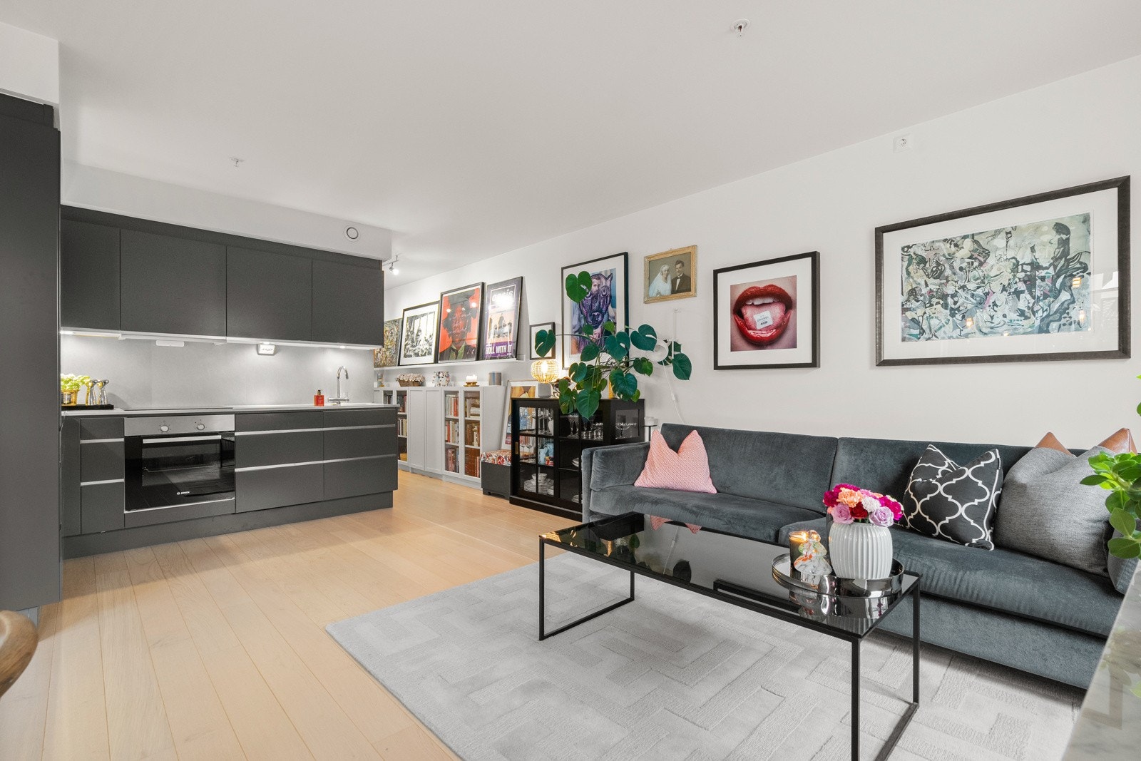 I stuen har du god plass til en stor sofagruppe med salongbord, spisebord og annet ønskelig møblement. Galleribilde