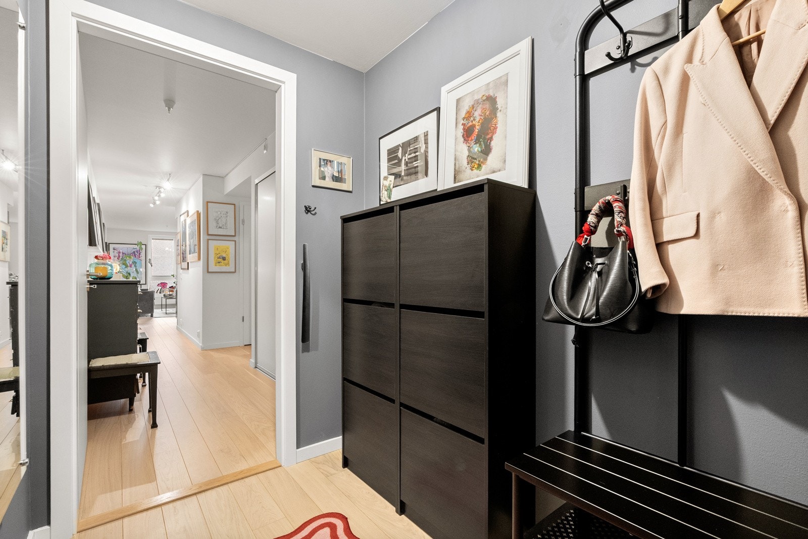 Når du entrer leiligheten, kommer du inn i en lys og innbydende entré med plass til oppheng av yttertøy og sko i medfølgende skoskap. Galleribilde