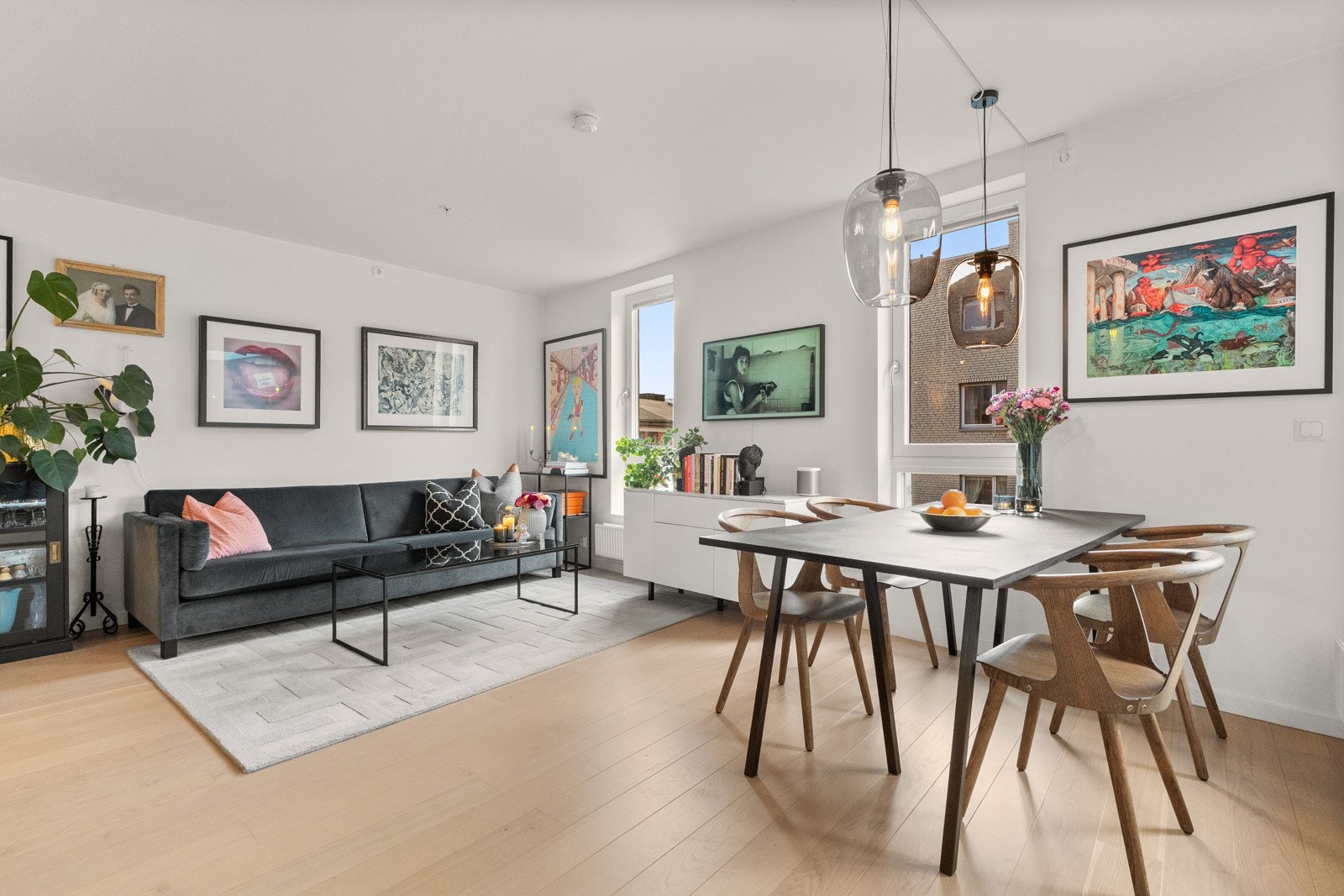 Stuen er det naturlige oppholdsrommet i leiligheten, og har videre utgang til balkong. Galleribilde