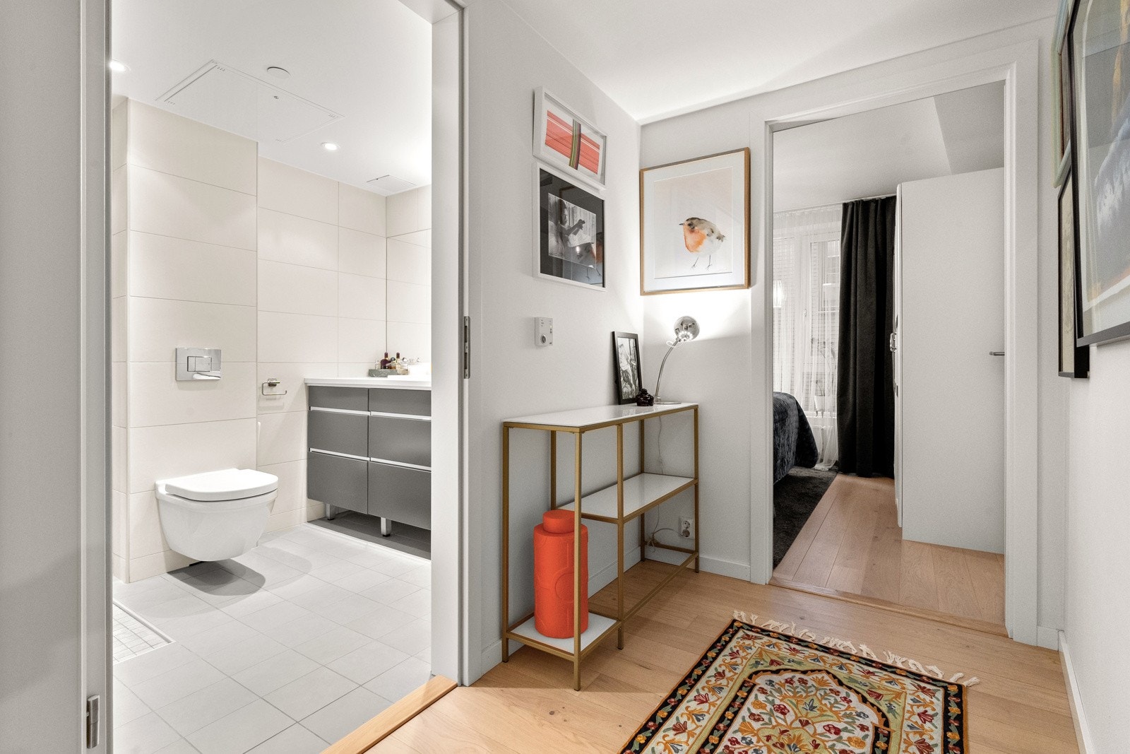 Leiligheten holdes god og lun på vinterstid med fjernvarme til radiatorer. Galleribilde