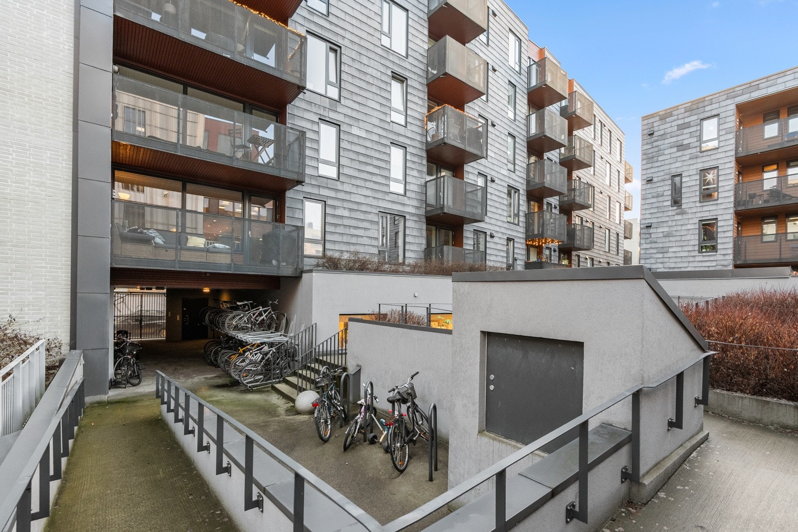 Selger har en garasjeplass med elbil-lader som kan kjøpes om ønskelig. Konferer megler for mer informasjon. Galleribilde