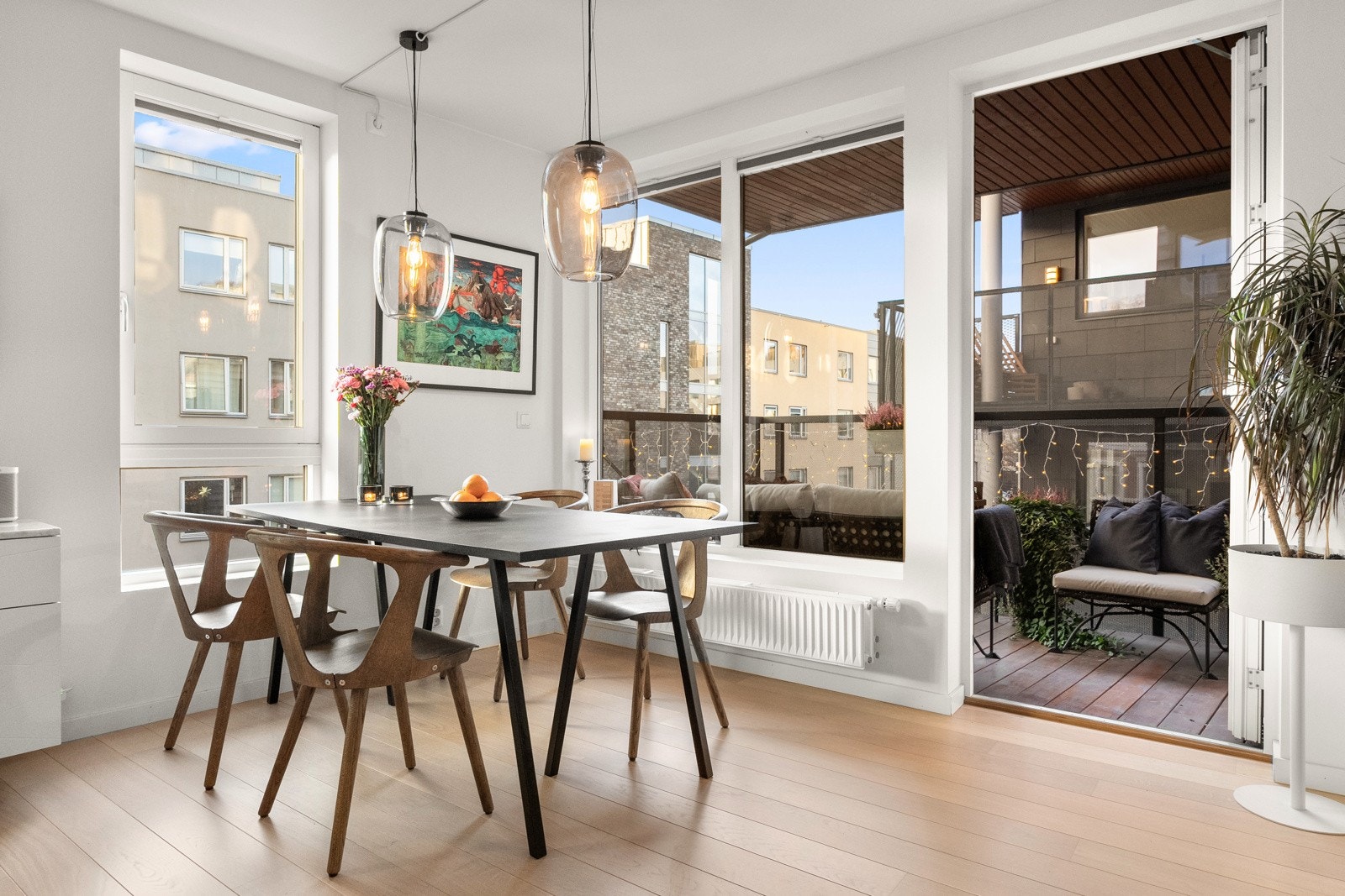 Beliggenheten på hjørnet i byggets 3. etasje med store vindusflater sørger for rikelig med naturlig lys. Det er installert solskjerming fra Norsol i stue og gjesterom. Galleribilde