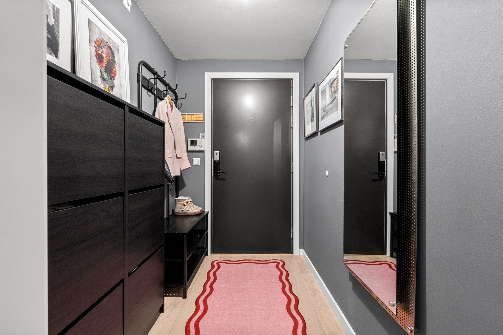 Det er kodelås montert på ytterdøren og porttelefon med video på vegg ved inngangsdøren. Galleribilde