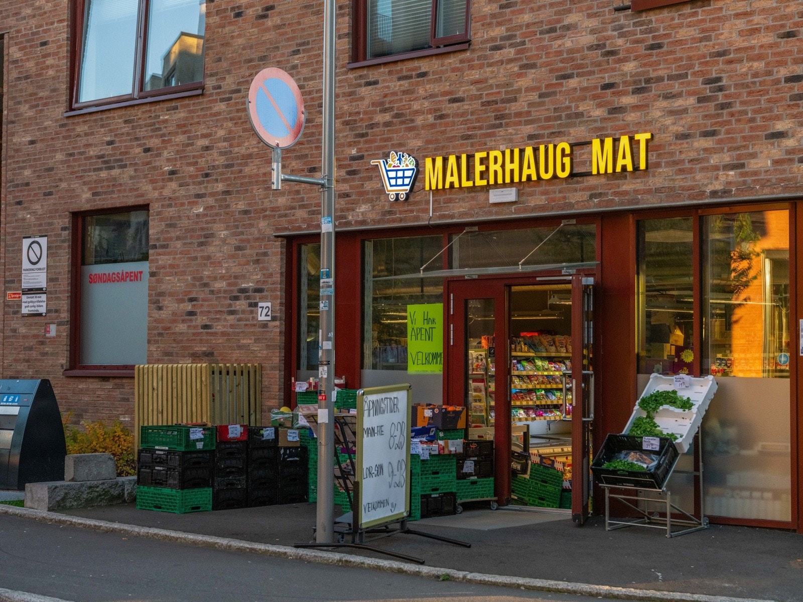 Dagligvarehandel kan gjøres hos blant annet nærbutikken Malerhaug mat som ligger rett over veien Galleribilde