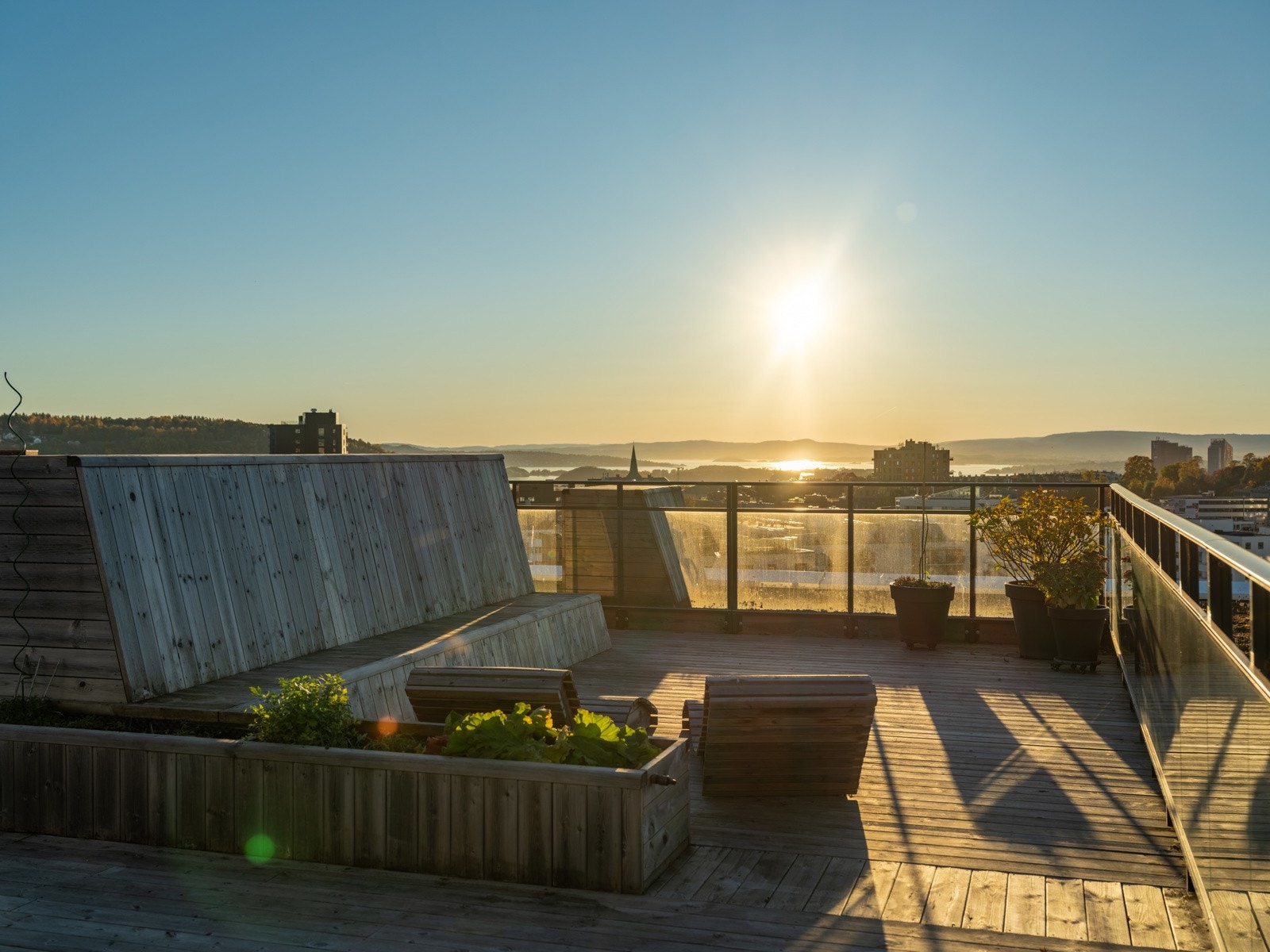 Pent opparbeidet med sittegrupper og beplantning Galleribilde