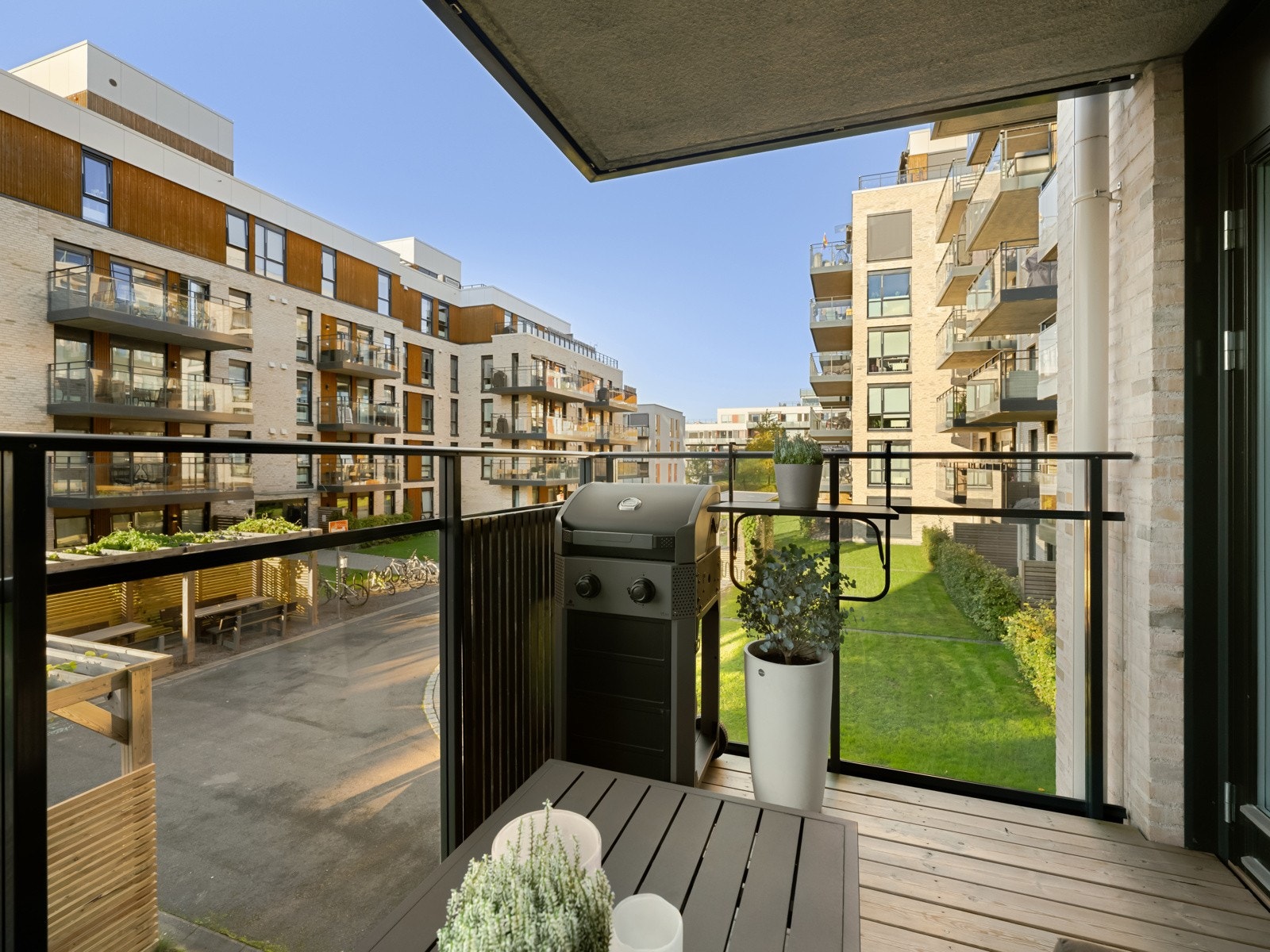 Balkongen har spesialbygd sittegruppe med skreddersydde sitteputer og har ellers god plass til grill og ønskede pyntegjenstander Galleribilde