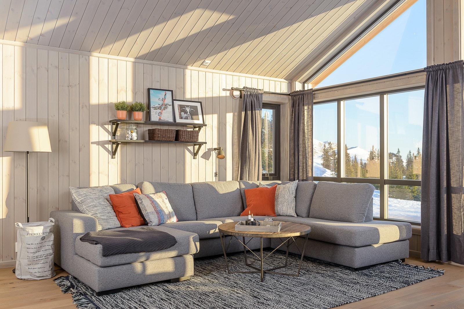 Store vinduer som slipper naturen inn. Galleribilde