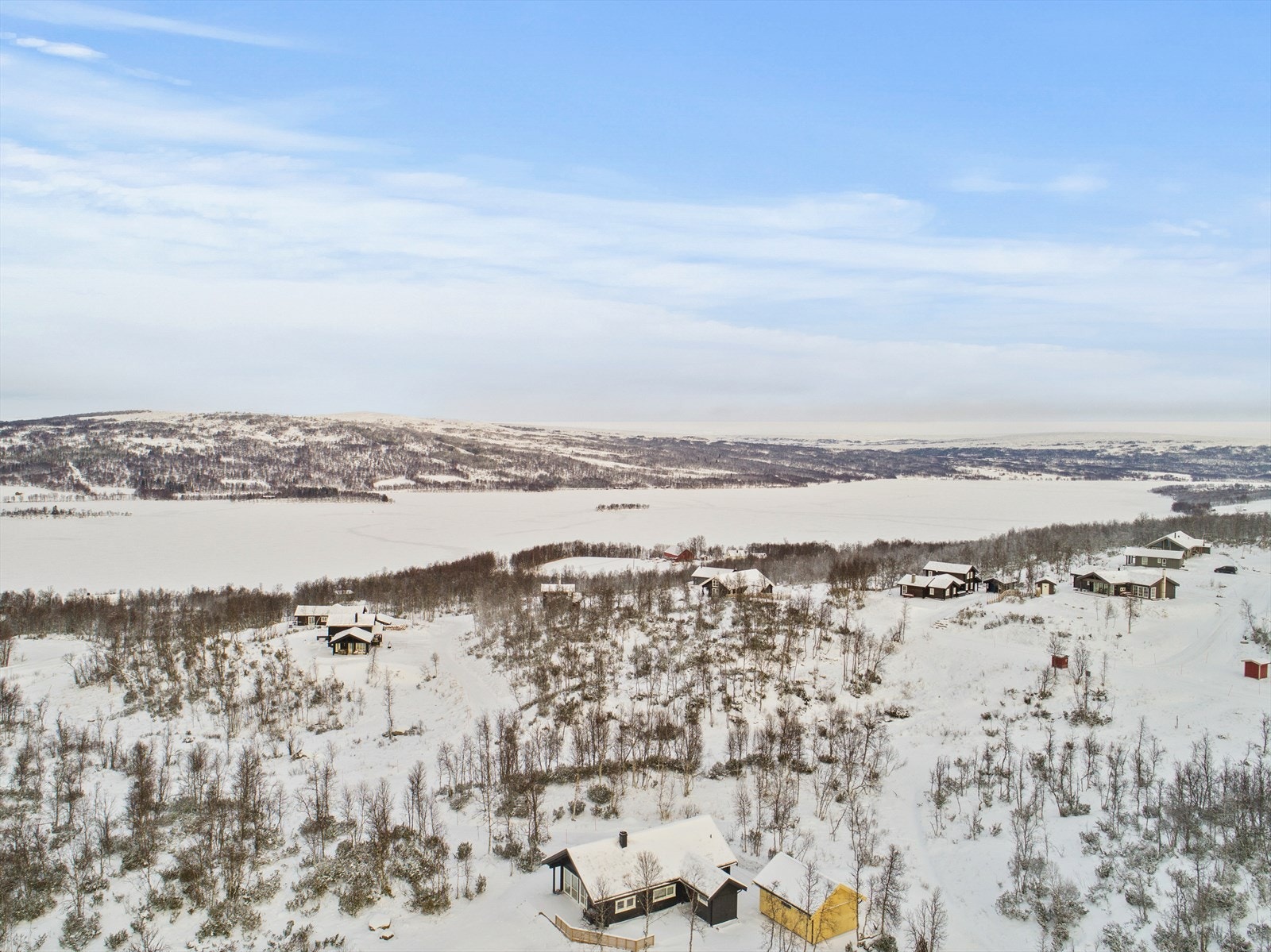 I det nærmeste området rundt hytten er det nydelig turterreng, vinter som sommer. Det er også muligheter for jakt, fiske, gå - og skiturer. Galleribilde