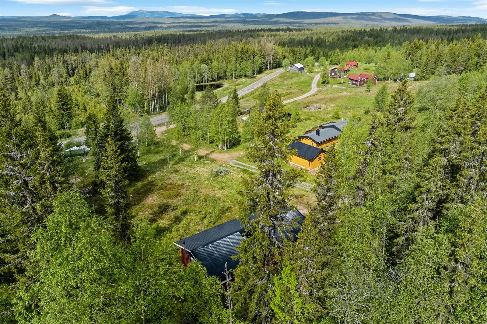 Rolig og fredelig med Trysilfjellet i bakgrunnen, kun en halvtimes kjøretur fra hytta. Galleribilde