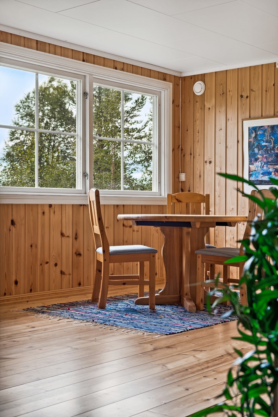 Vinduene rundt i stuen slipper dagslyset flott inn i rommet. Galleribilde