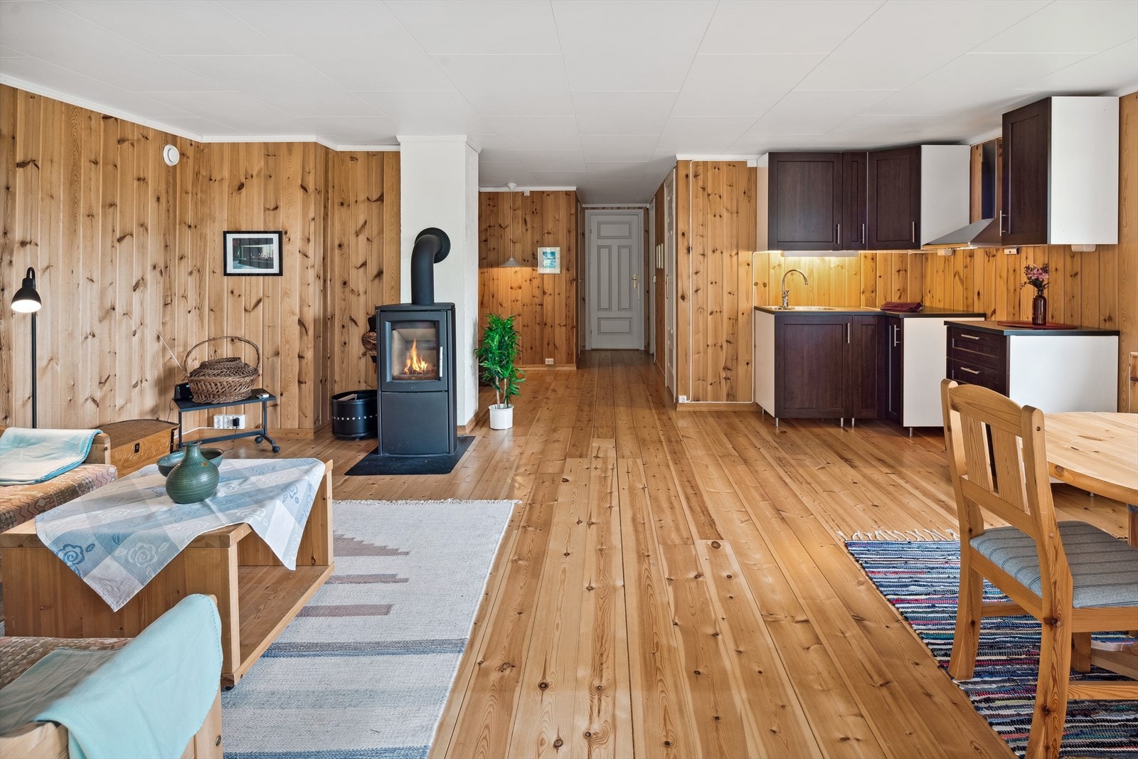 Åpent og luftig med fin atmosfære. Pene innerdører med profilerte fronter. Galleribilde