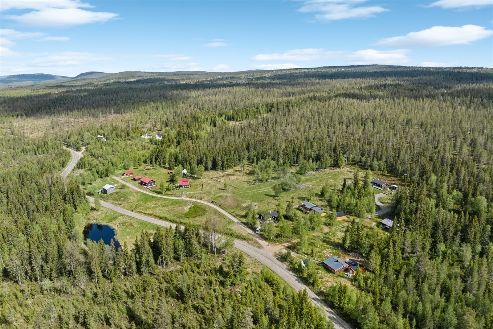 Området er et populært turområde med flotte langrennstraseer om vinteren og flere fine turmål sommerstid Galleribilde