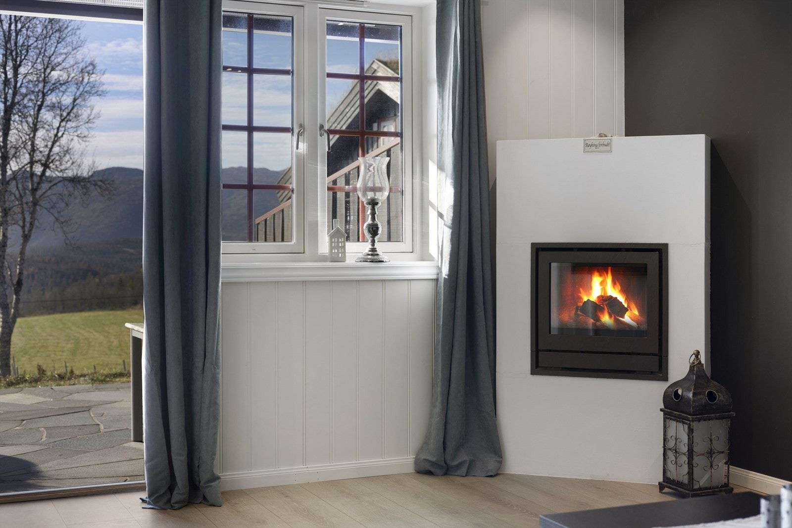 Fra stuen og kjøkkenet har du en flott utsikt over den vakre naturen som Rauland har å by på. Galleribilde