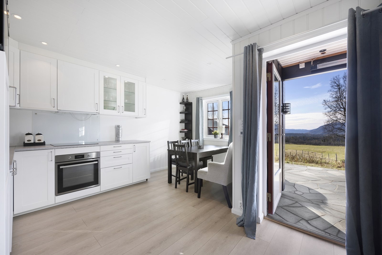 I kjøkkenkroken er det god plass til spisebord og stoler, og du kan nyte en fantastisk utsikt over naturen. Galleribilde