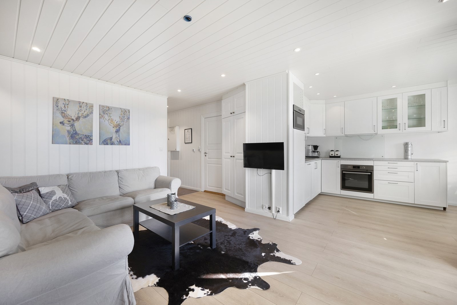 Romslig og lys løsning mellom stue og kjøkken. Galleribilde