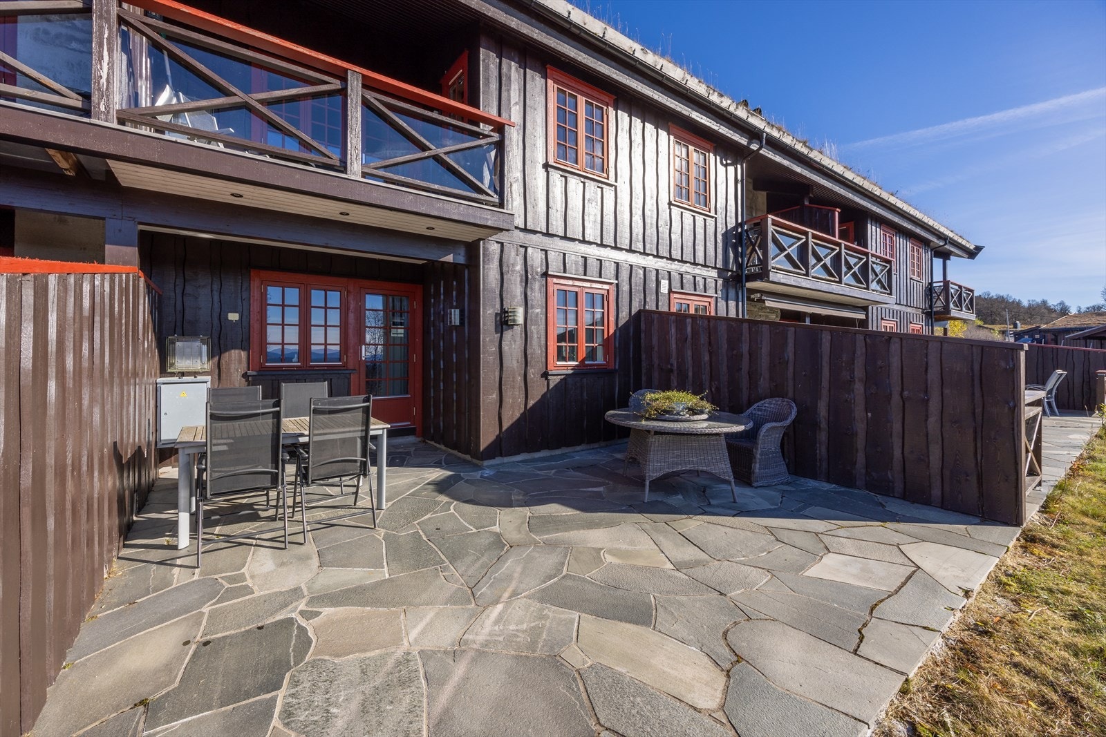 Eiendommen har en vakker utsikt over fjell og vidder her nytes gode solforhold. Galleribilde